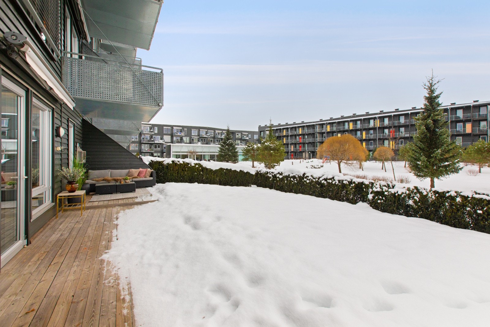 Leiligheten har en markterrassen er på hele 30 kvm, samt gressplen innrammet med hekk. Galleribilde