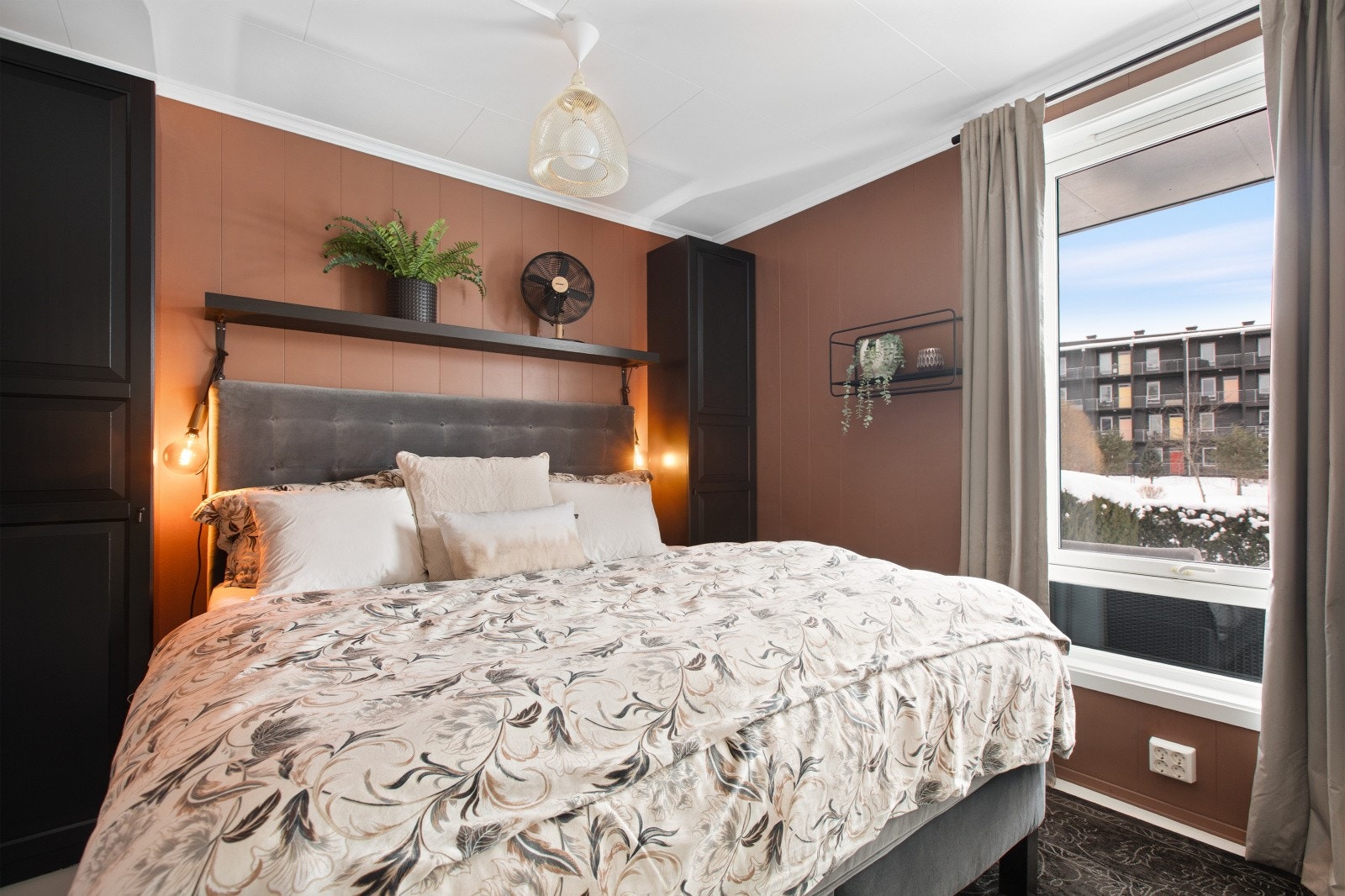 Soverom II - romslig med store vinduer, flott utsikt og rikelig skapplass Galleribilde