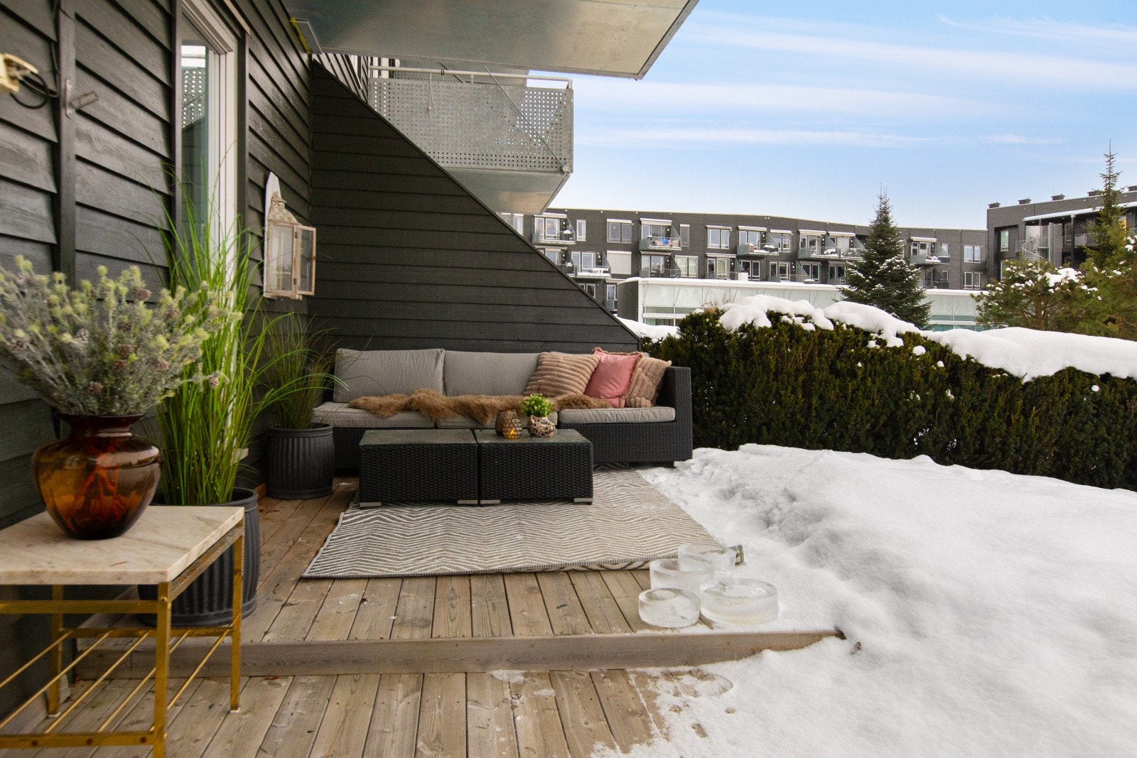 Uteplassen fungerer som en forlengelse av stuen på varme sommerdager. Galleribilde