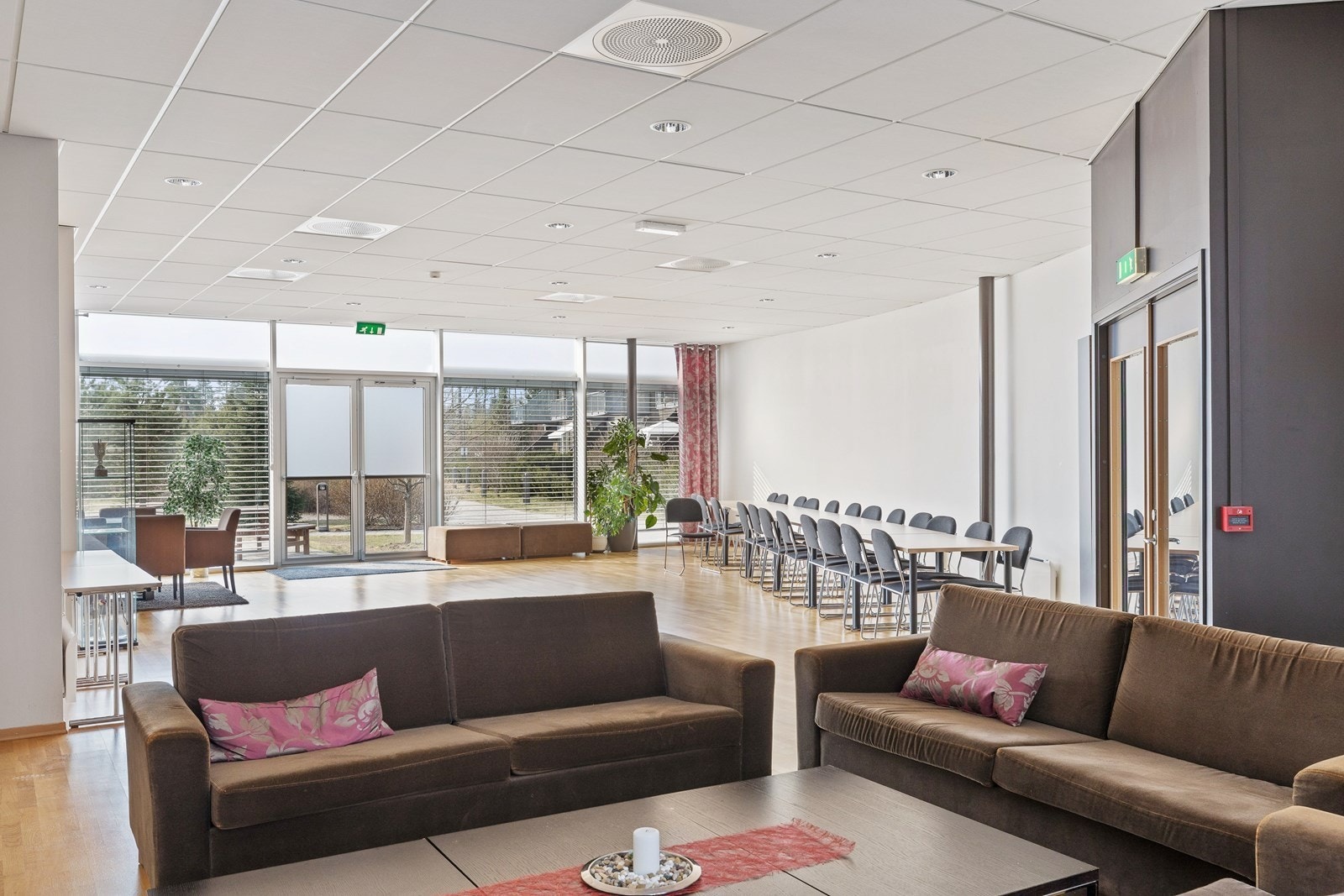 Selskapslokalet kan benyttes av borettslagets andelseiere til private selskaper. Se husordensregler vedlagt i salgsoppgaven. Galleribilde