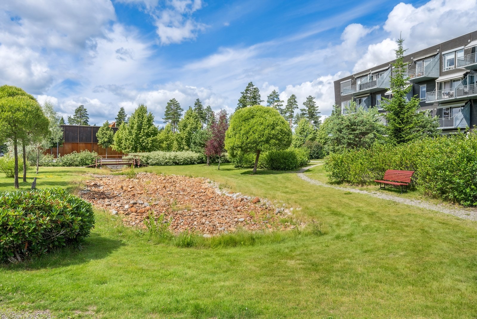 Borettslaget har hyggelige uteområder rundt bebyggelsen med benker og lekeplass for de minste barna. Galleribilde
