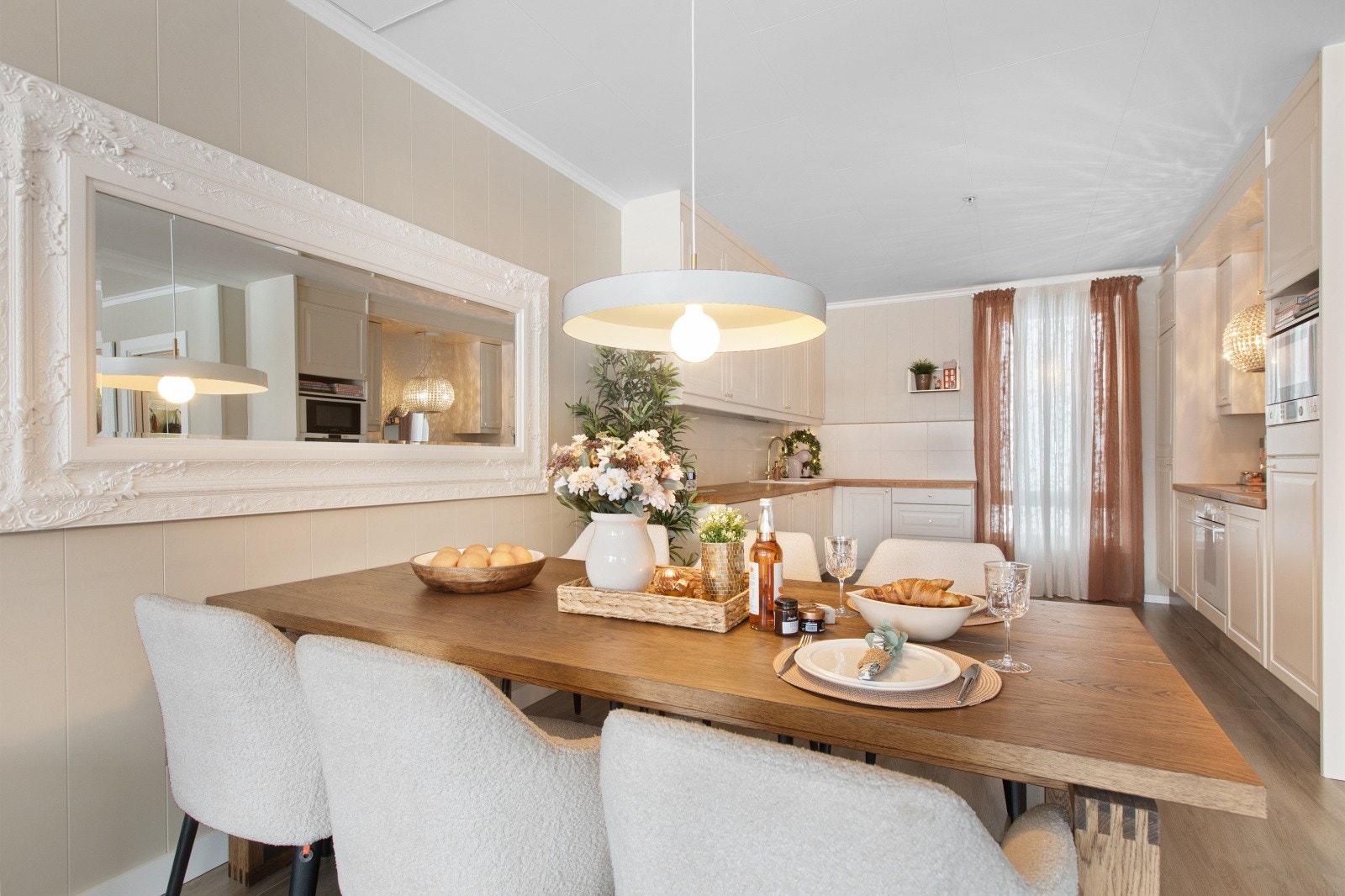 Kjøkkenet har godt med både skap- og benkeplass. Galleribilde