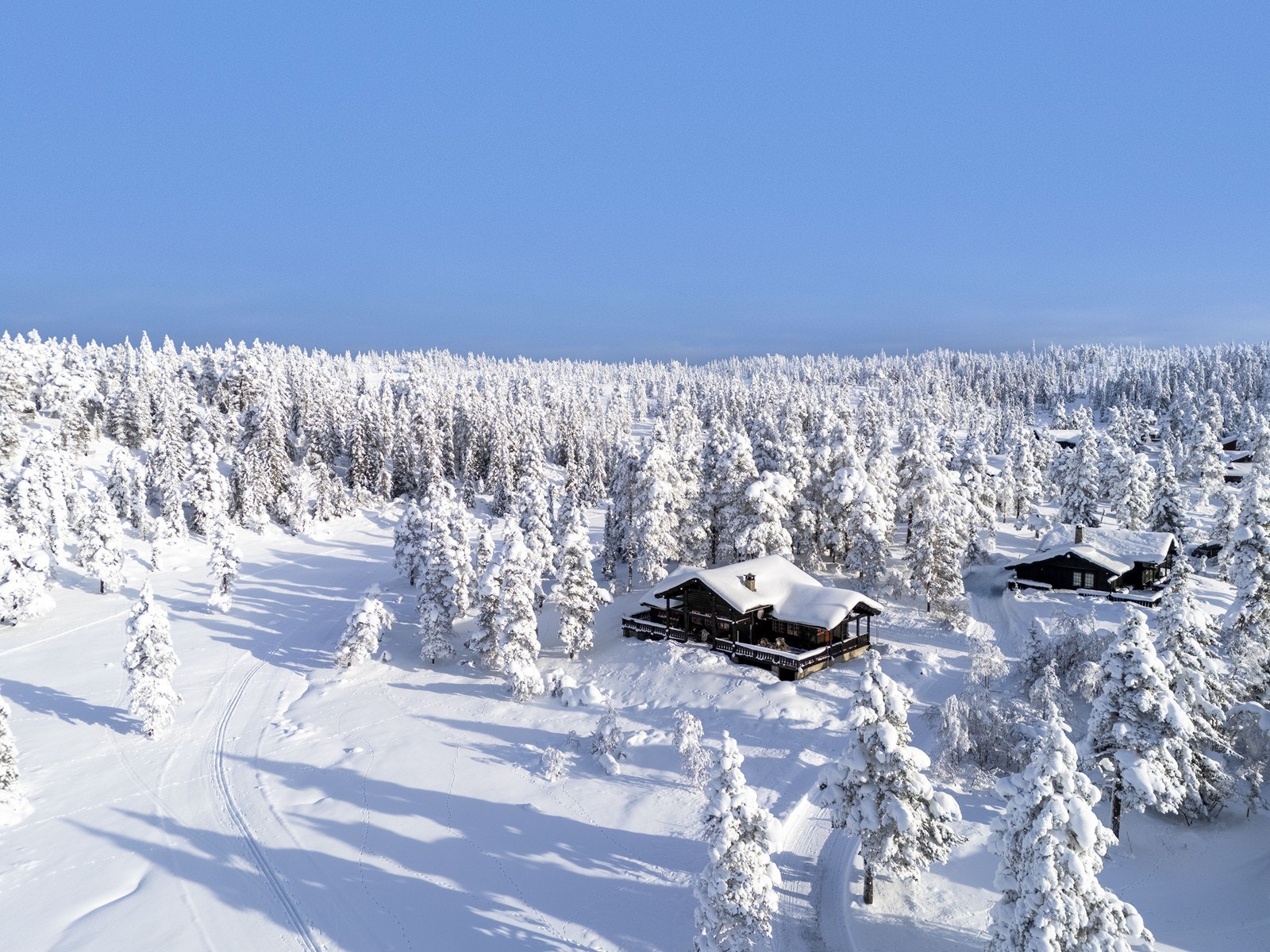 Oversiktsbilde i nordlig retning som viser løypene i forgrunnen av hytta. Løypene ut herfra treffer løypenettet fra Ble Høgda og Liatoppen i retning Solobua Galleribilde