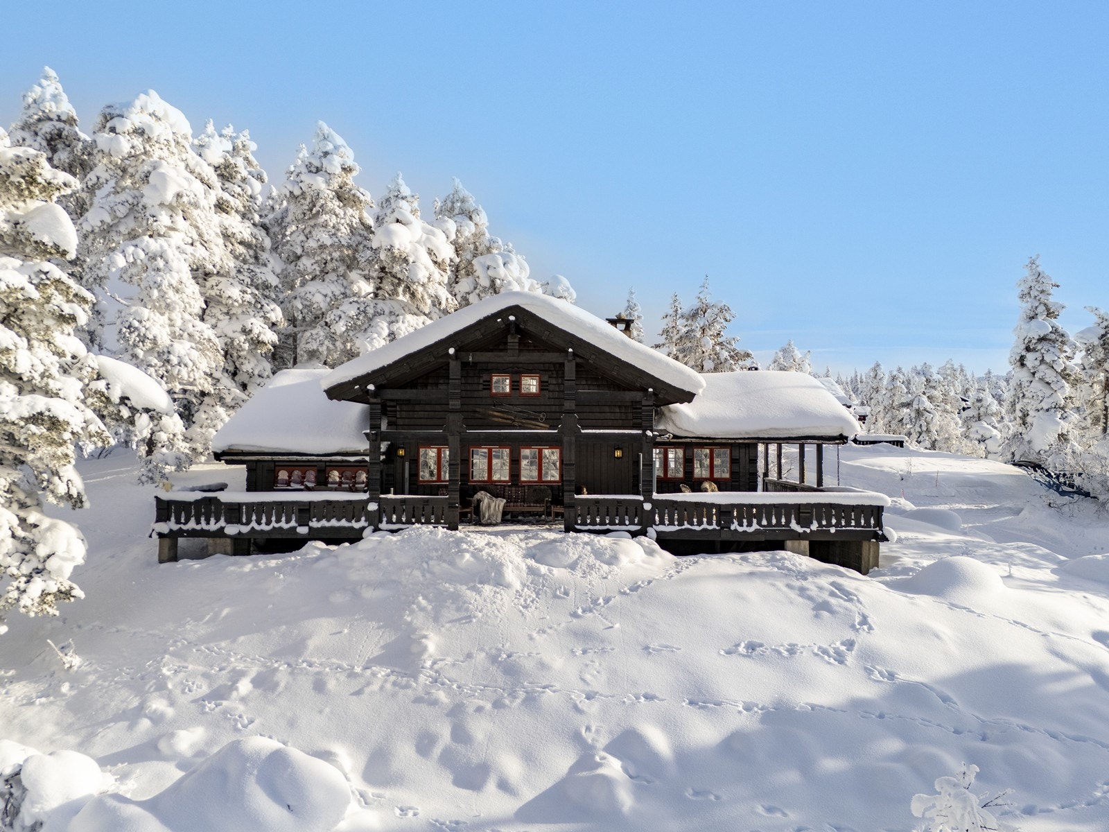 Eiendommen har ingen tilgrensede tomter eller hytter mot vest nord eller øst, og ligger i et rolig område i enden av liten stikkvei Galleribilde