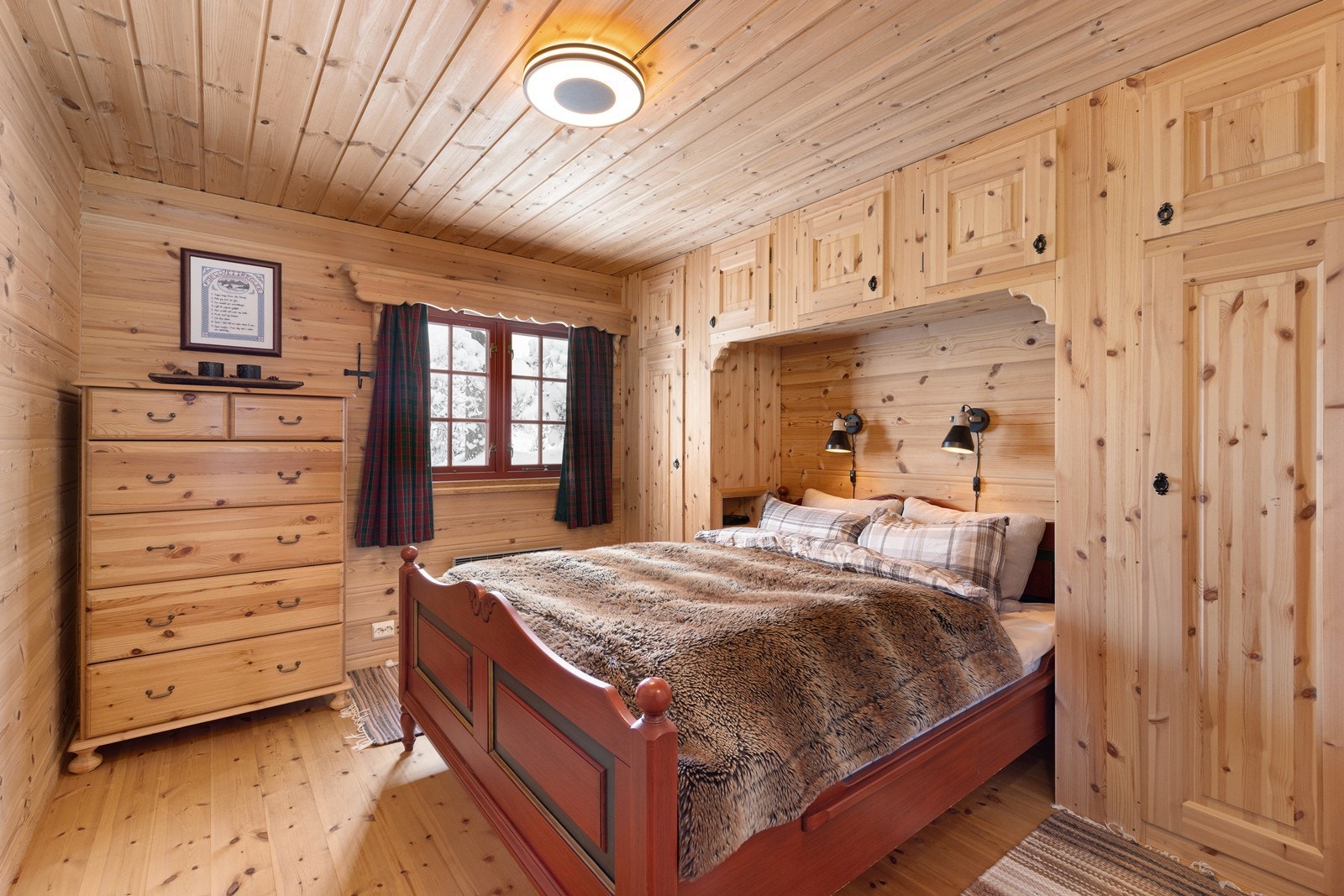 Hovedsoverommet med god plass til dobbeltseng og mye gode lagringsmuligheter Galleribilde