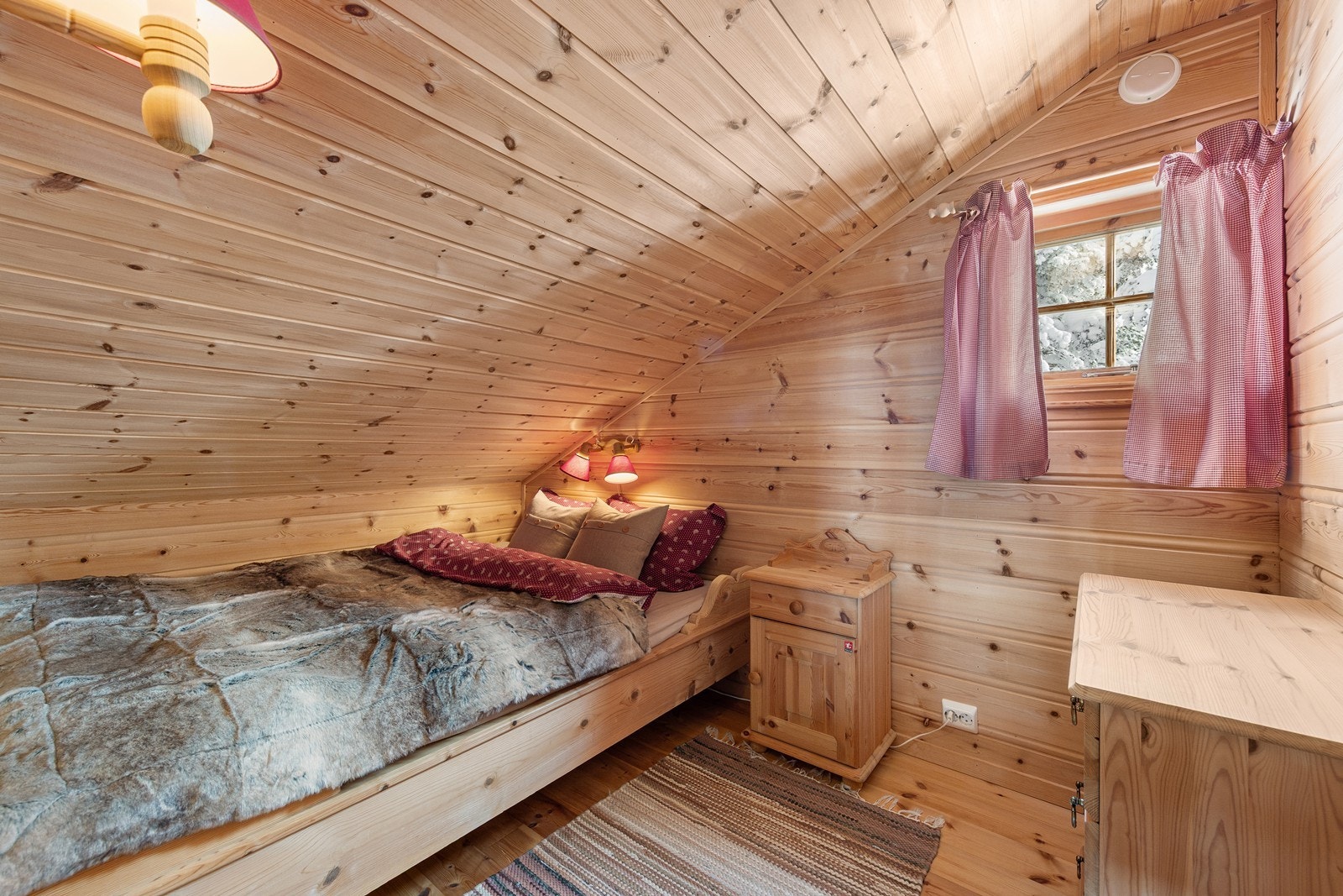 To praktiske soverom på hemsen innredet med dobbeltseng Galleribilde