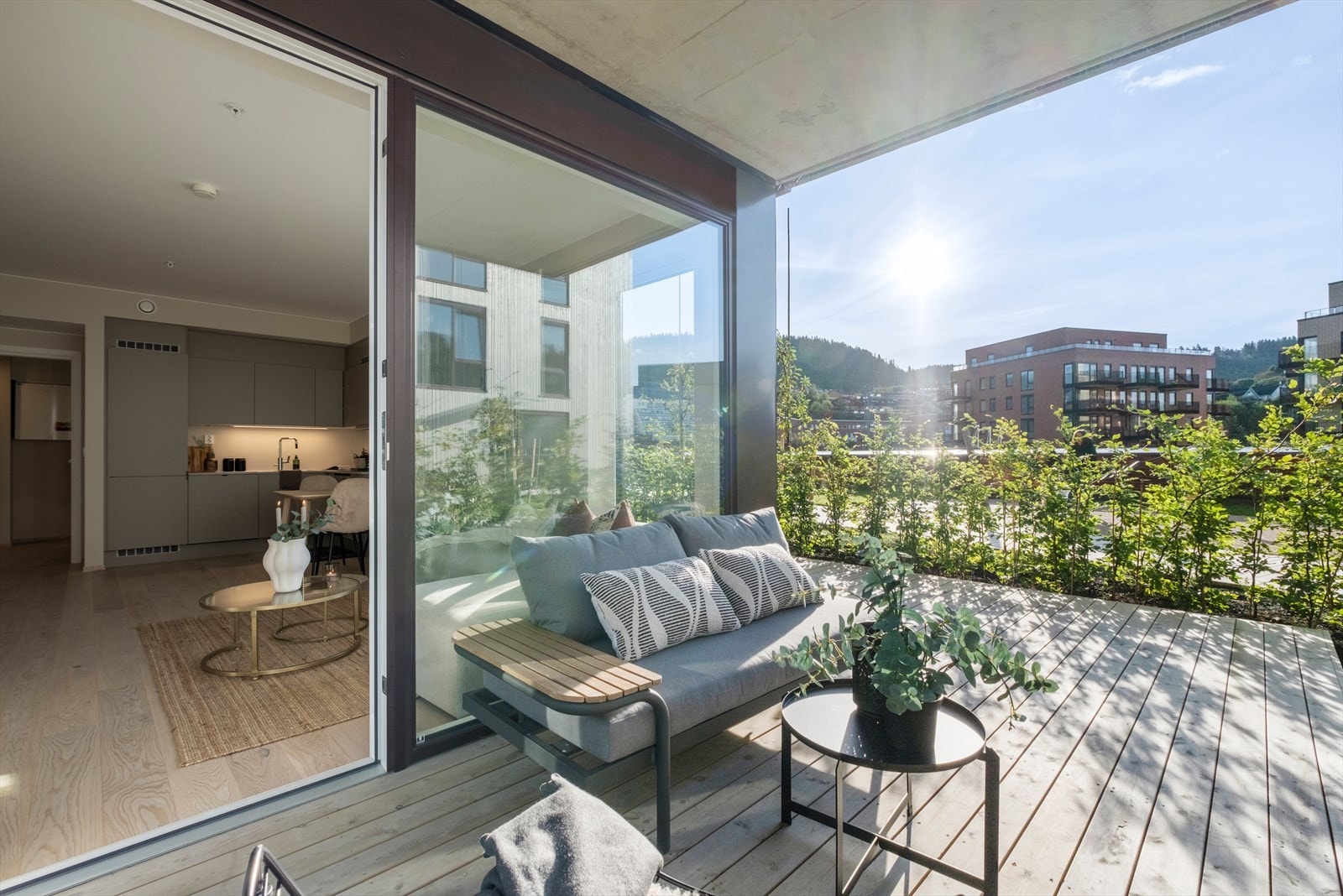Fra stuen har du utgang til en fantastisk sørvestvendt terrasse med gode solforhold hele døgnet, terrassen måler hele 20 m². Galleribilde