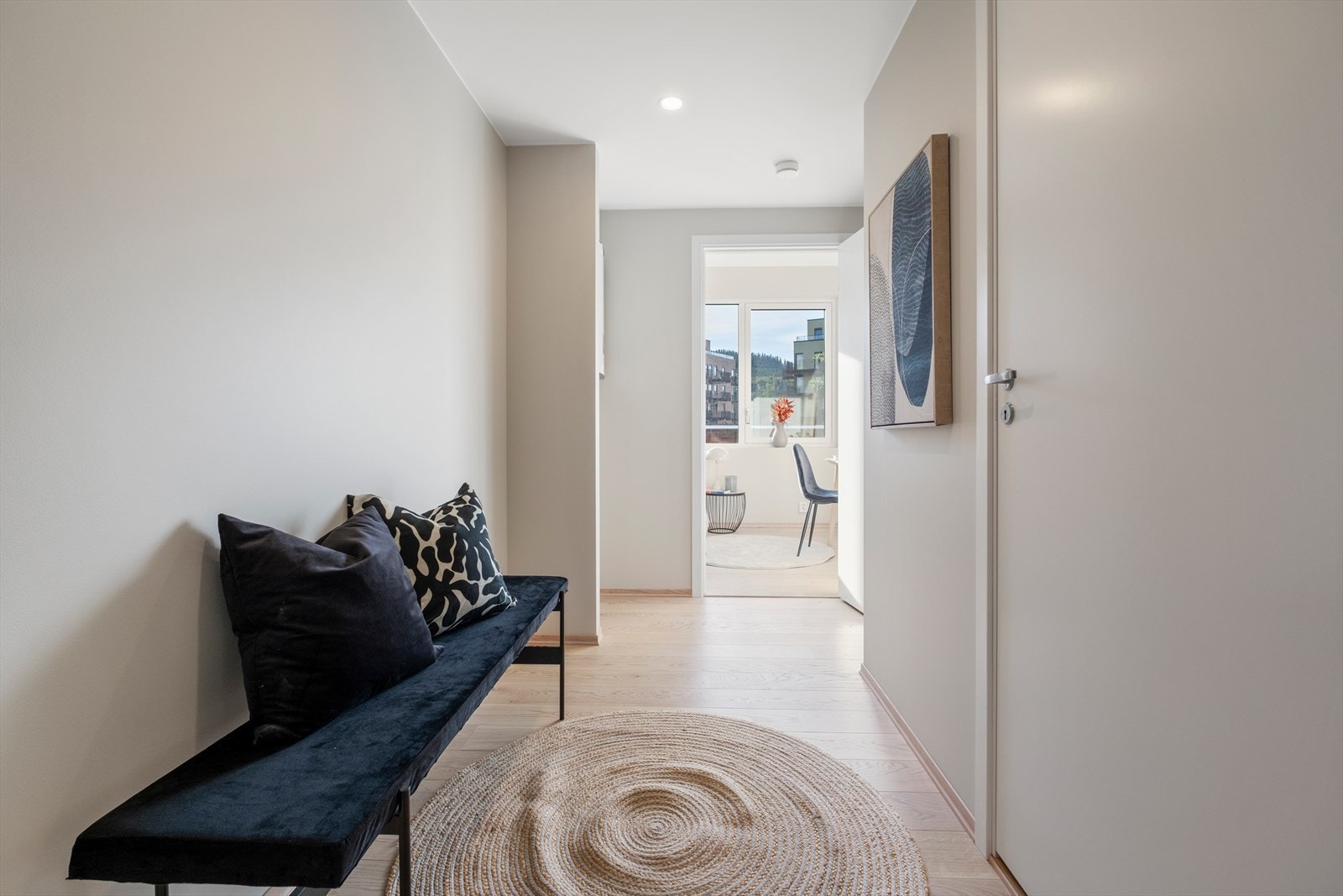 Romslig entrè på 6 m² med god plass til klesoppheng og garderobe. Galleribilde