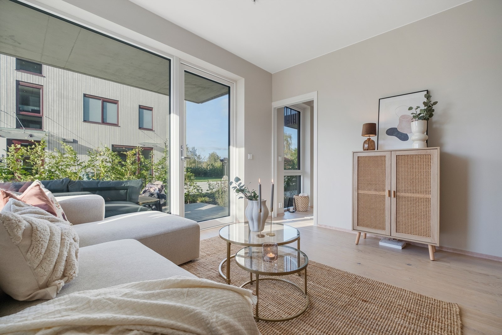 Det er åpen stue- og kjøkkenløsning som måler 22 m², her er det gode muligheter for møblering av sofa og spisebord. Galleribilde