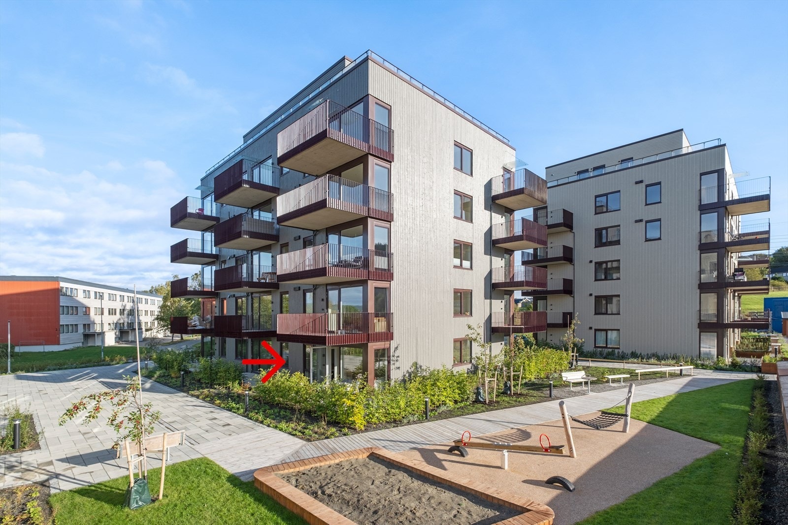 Pent opparbeidet uteområde, med flere sosiale soner. Galleribilde
