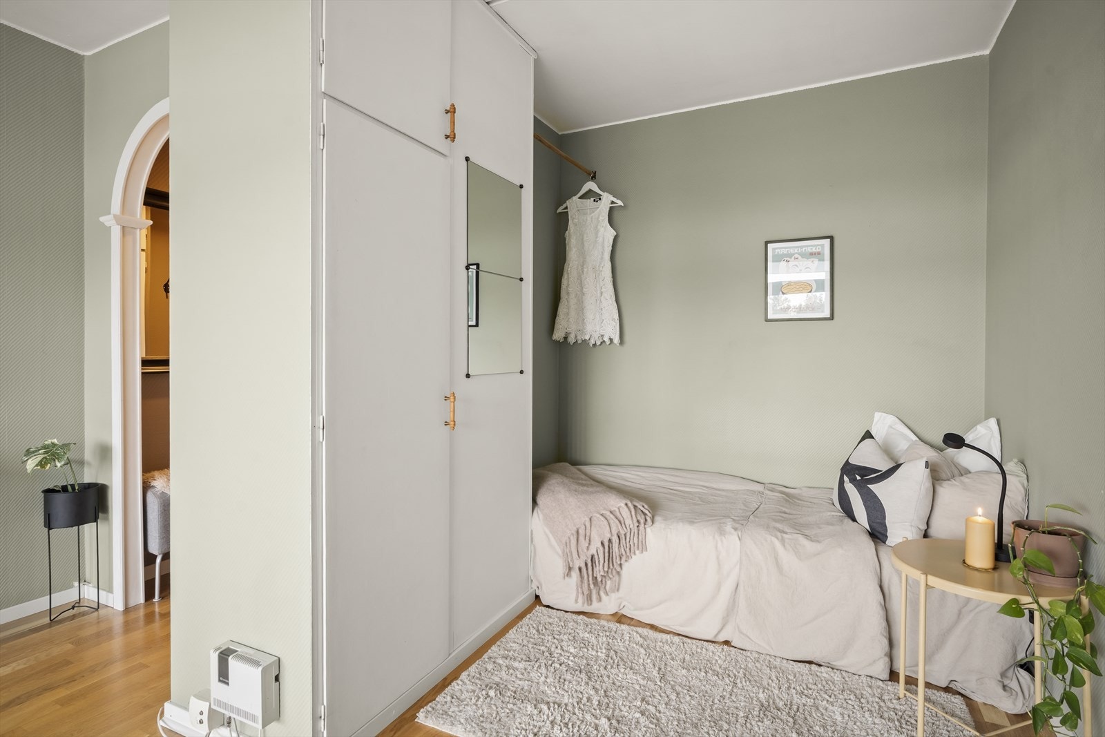 Godt med garderobeplass ved alkoven Galleribilde