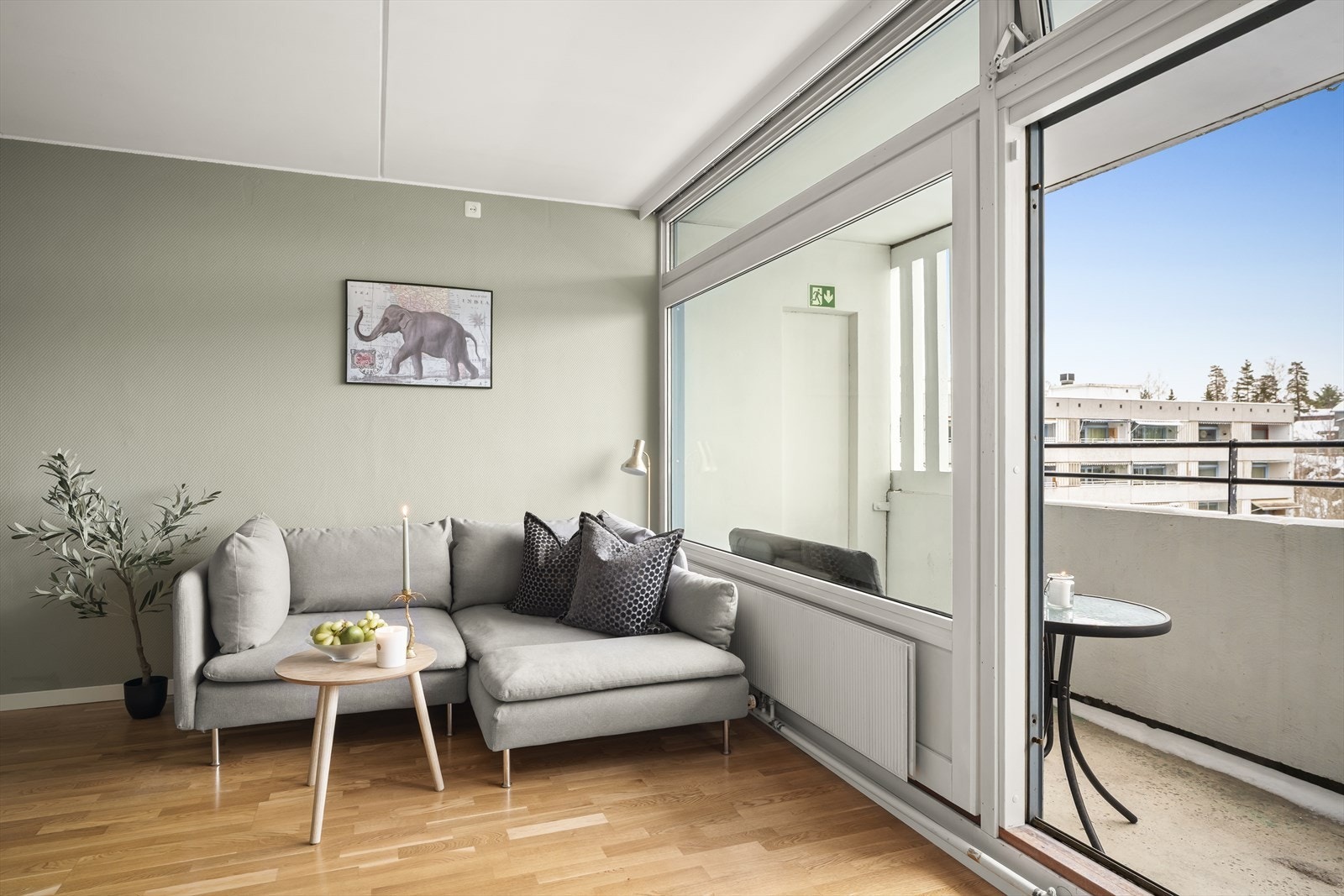 Stuen har god plass til sofagruppe og mediemøbler Galleribilde