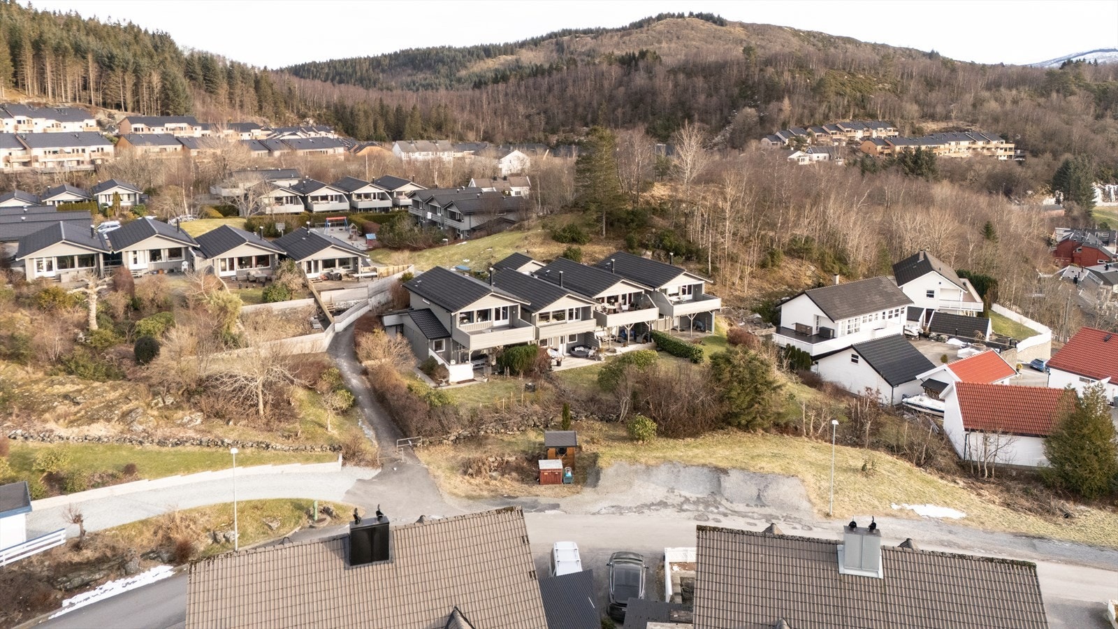 EIENDOMSMEGLER / PARTNER KEN MARTIN WIGAND PRESENTERER ØVRE FLAKTVEIT 78. FOTO: FRK SUPER. Galleribilde