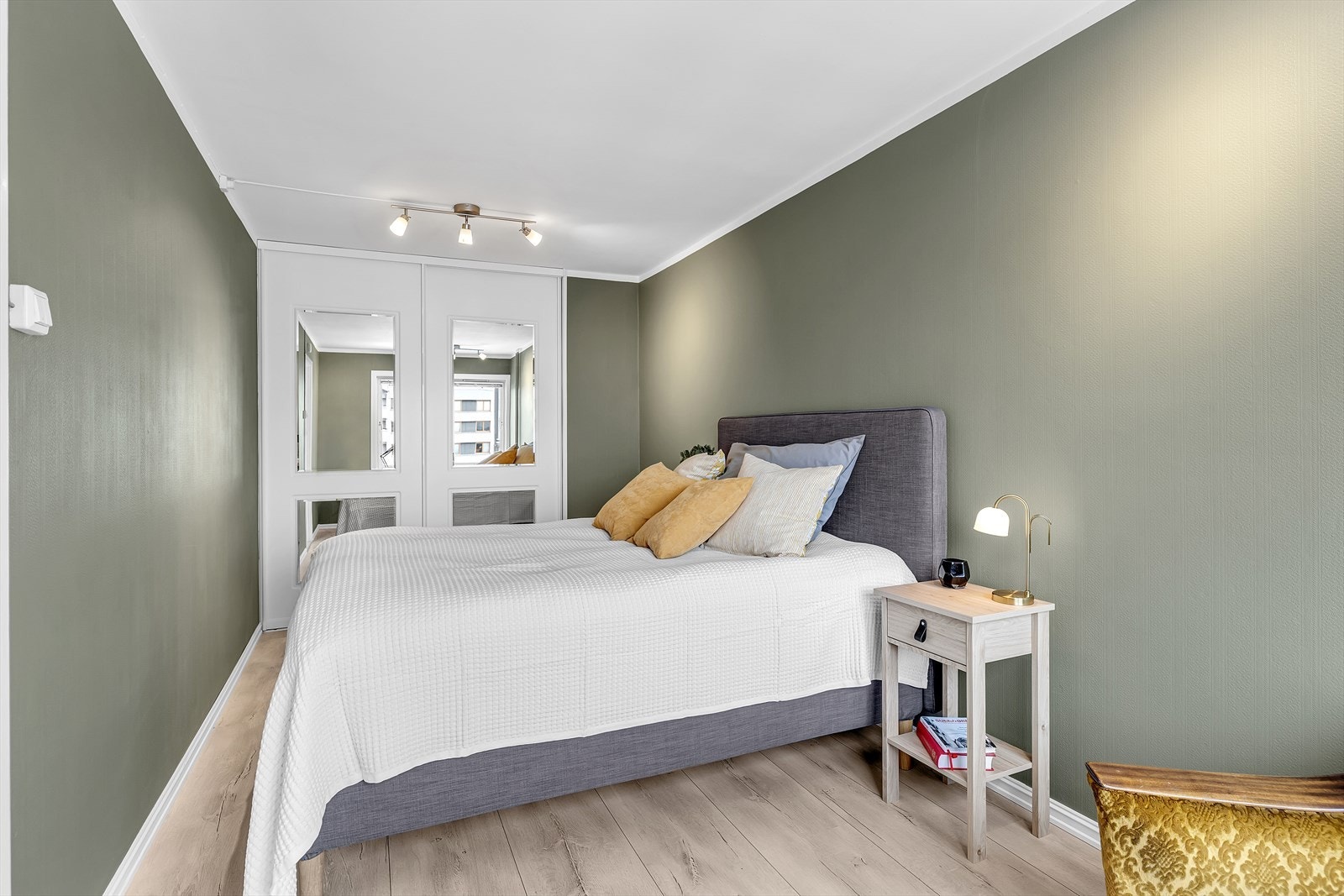 Hovedsoverommet har god plass til stor dobbeltseng, samt en heldekkende skyvedørsgarderobe fra Garderobemannen. Galleribilde