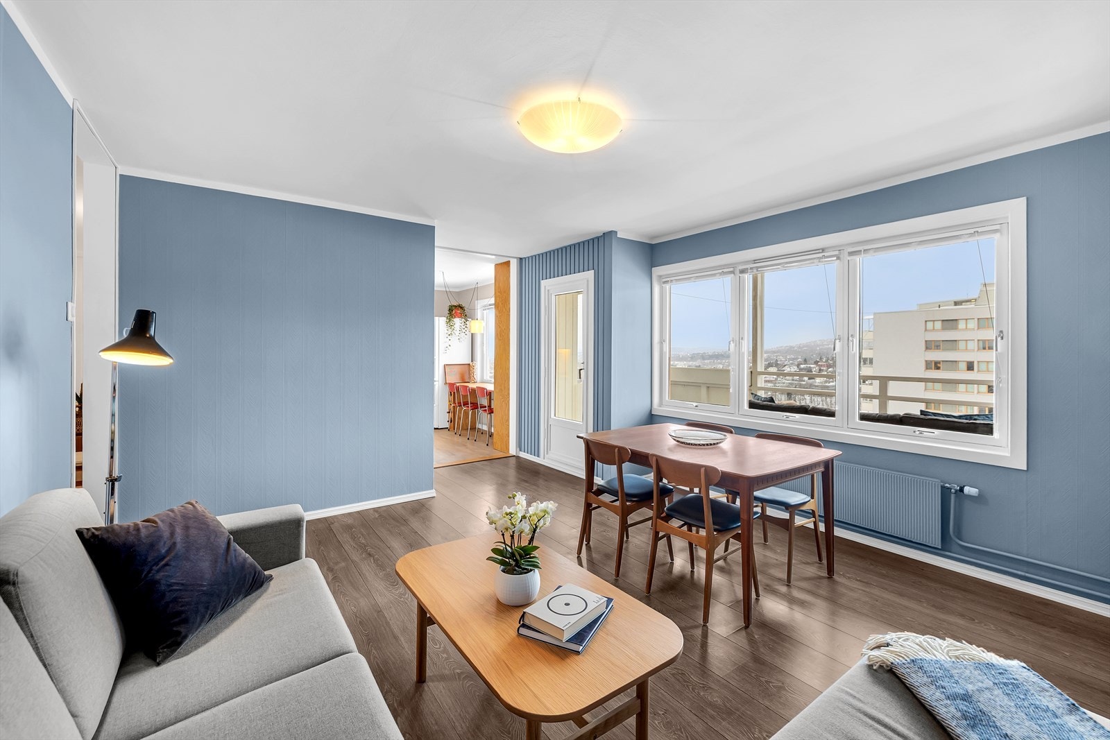 Rommet har store vindusflater som slipper inn godt med lys og gjør at rommet oppleves lyst og romslig. Galleribilde