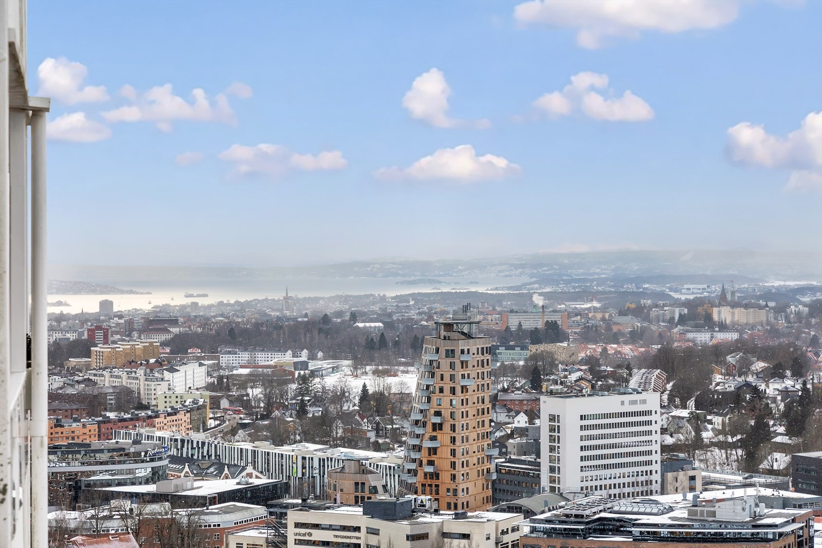 Flott utsikt over byen med fjorden i horisonten. Galleribilde