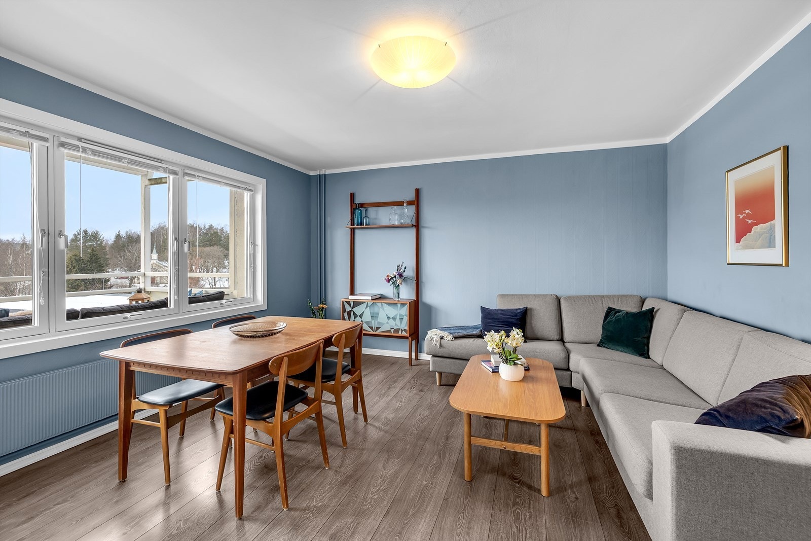 Leilighetens stue byr på god plass for både sofaløsning med tilhørende møblement. Galleribilde