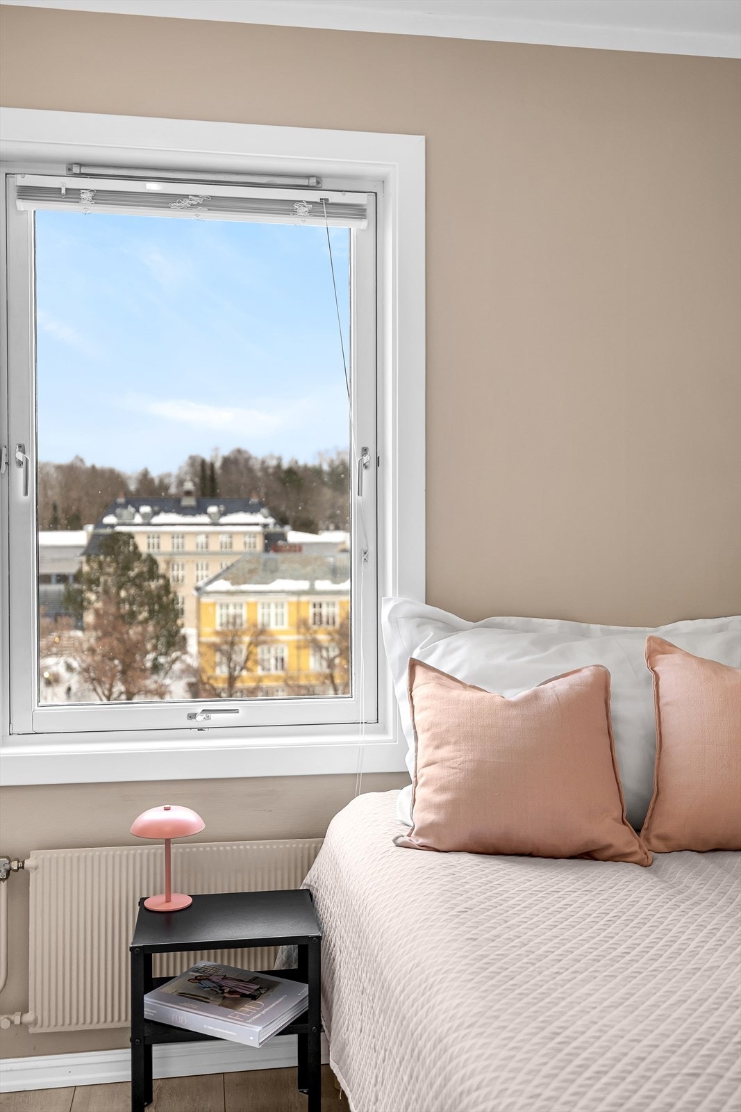 Utsyn mot grøntområde fra rommet gir en rolig atmosfære. Galleribilde