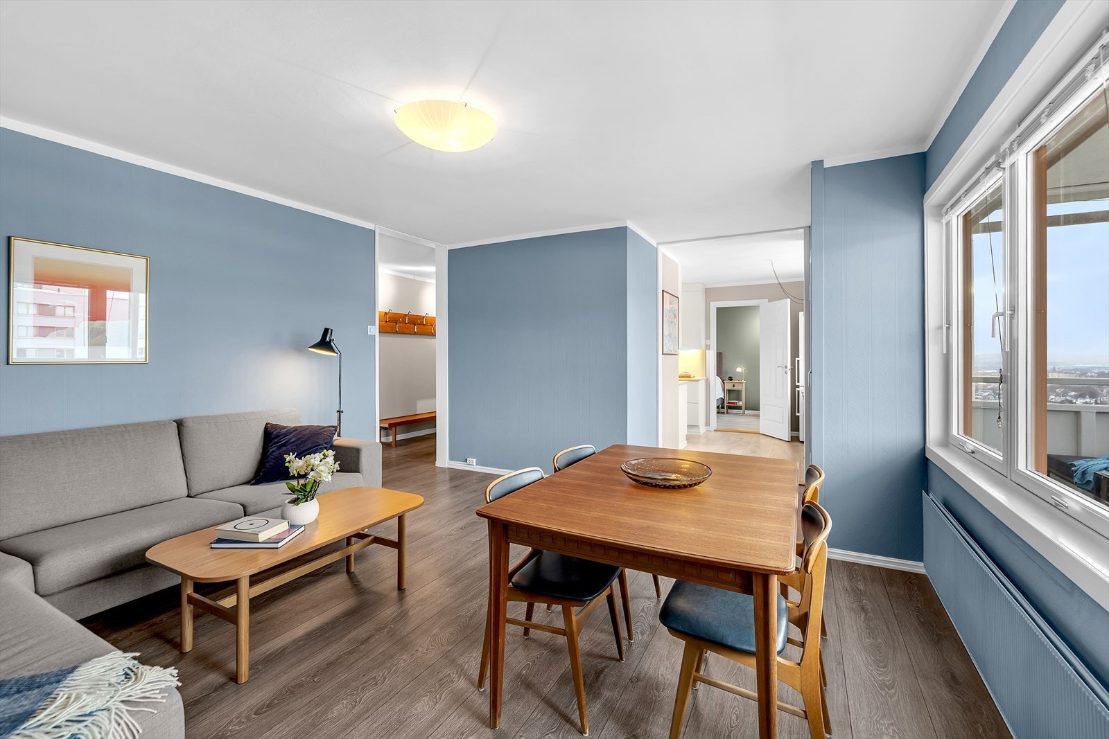 Åpen løsning mellom stue og kjøkken gir romslig følelse. Galleribilde