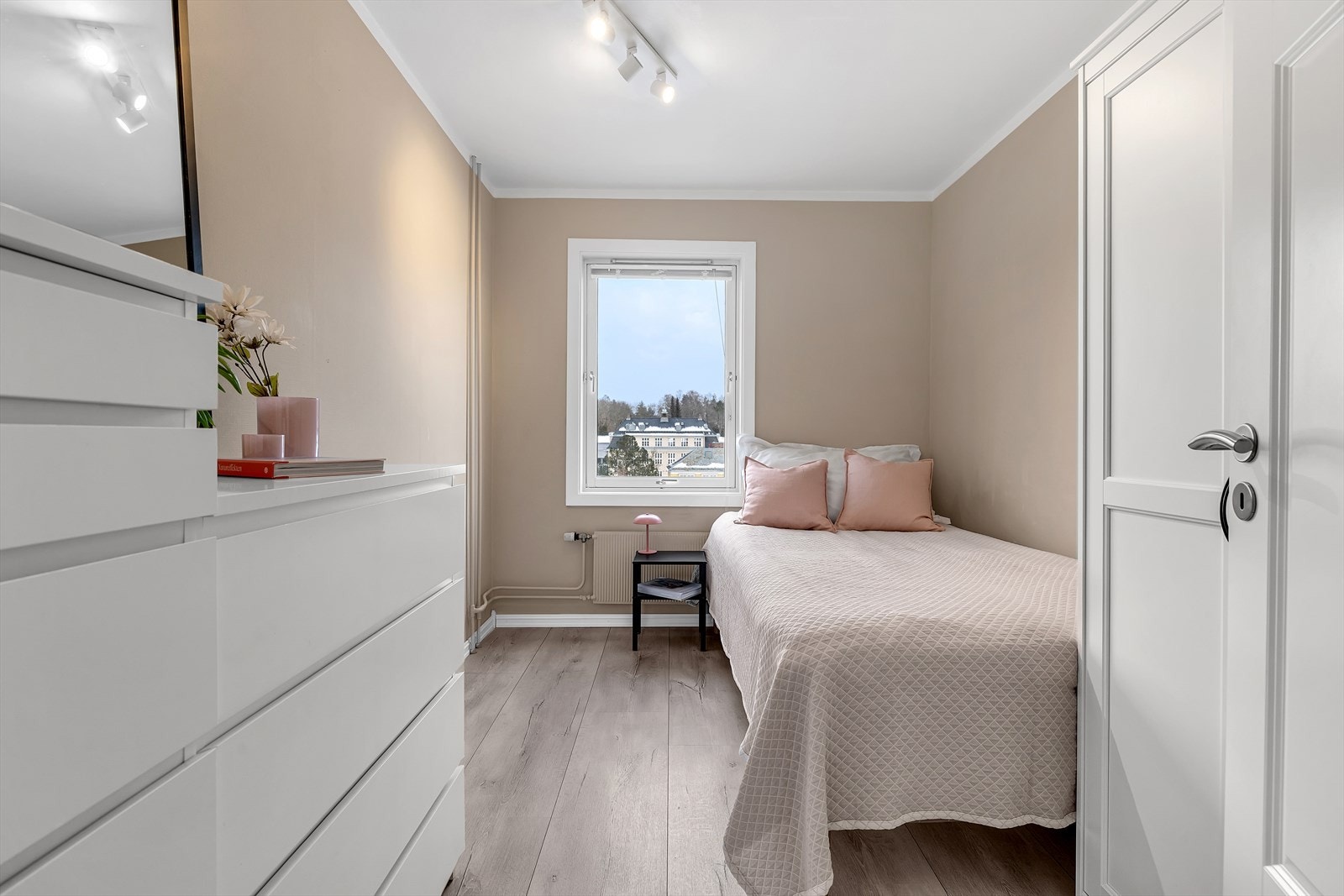 Soverom 2 har god plass for seng og garderobeskap. Galleribilde