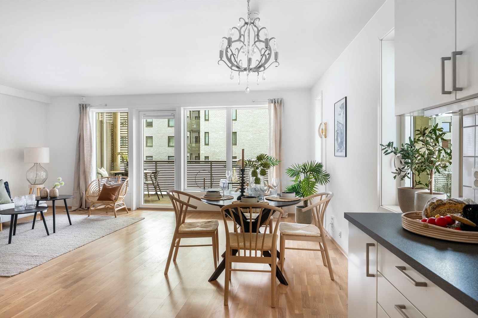 Rommet er enkelt å møblere med god plass til både sofagruppe og spisebord. Galleribilde