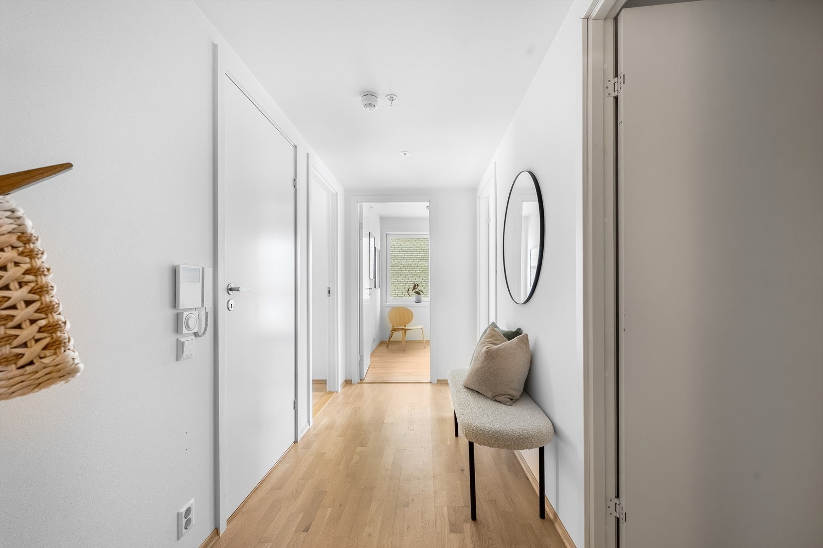 Gangen har vannbåren gulvvarme for god komfort og leder videre inn til leilighetens øvrige rom. Galleribilde