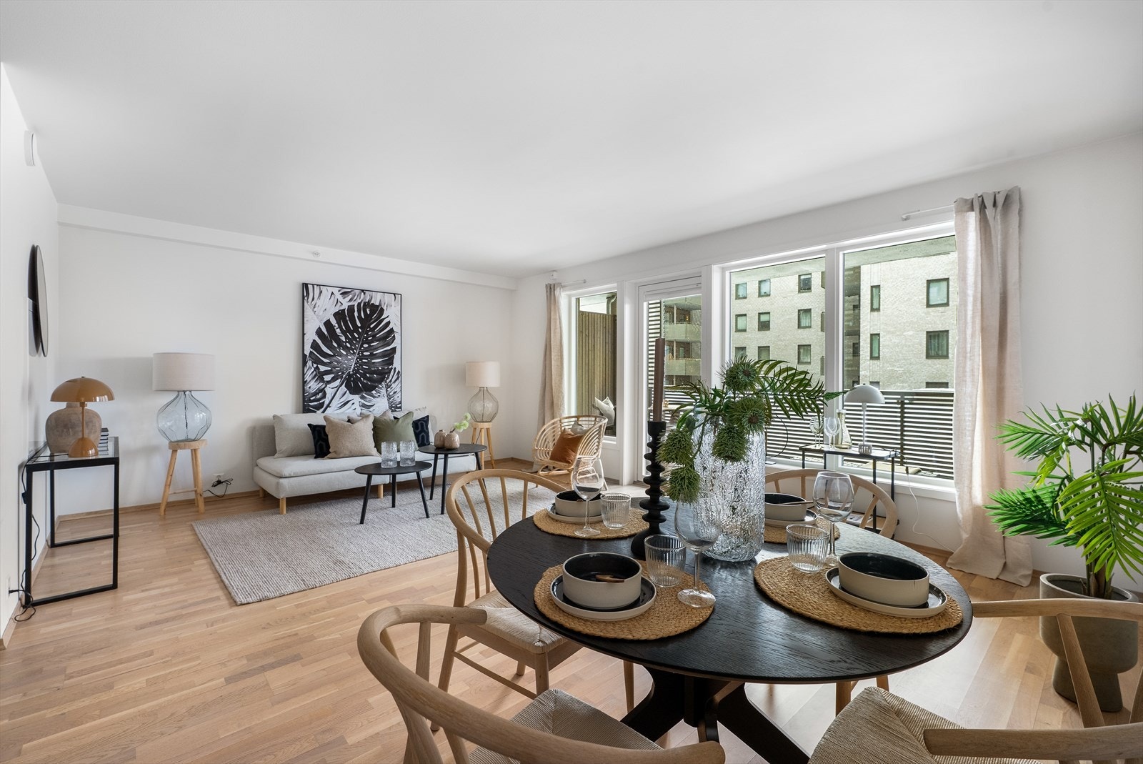 Spiseplassen er naturlig plassert i overgangen mellom stue og kjøkken. Galleribilde