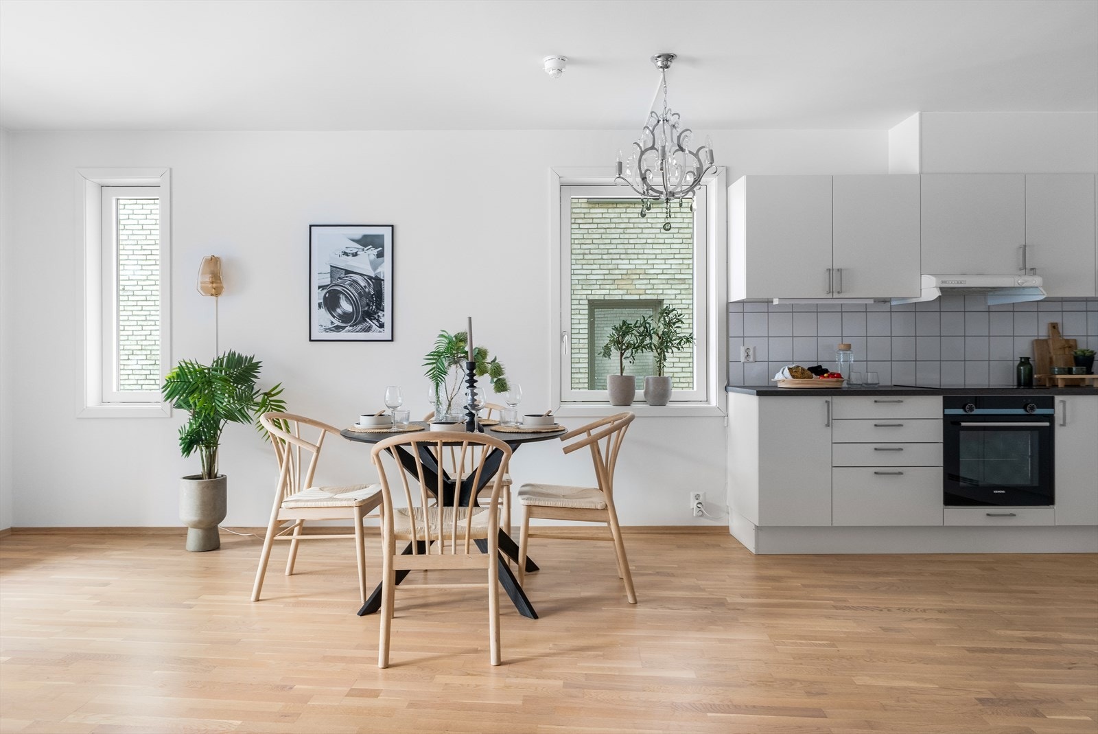 Hjørneleiligheten har store vindusflater på to sider, som gir godt med naturlig lysinnslipp og sørger for en luftig følelse. Galleribilde