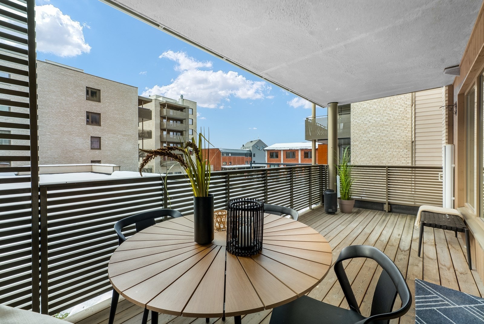 Romslig balkong med god plass til diverse utemøbler. Galleribilde