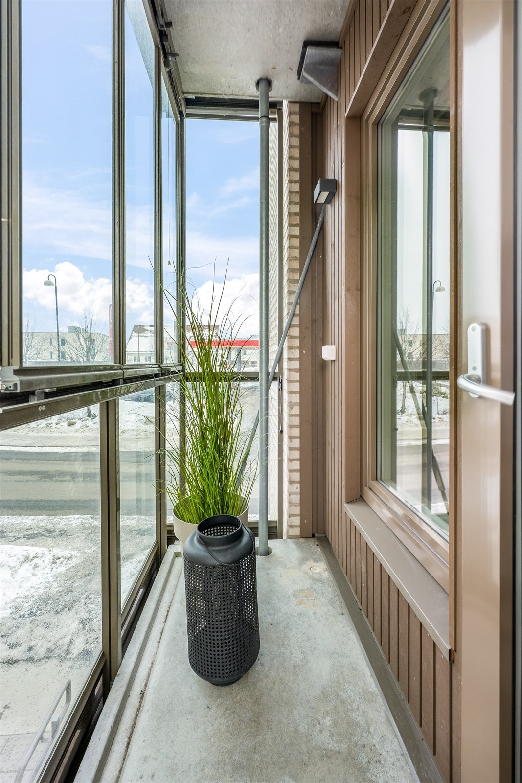 Balkongen har rekkverk med aluramme og glassfronter. Galleribilde