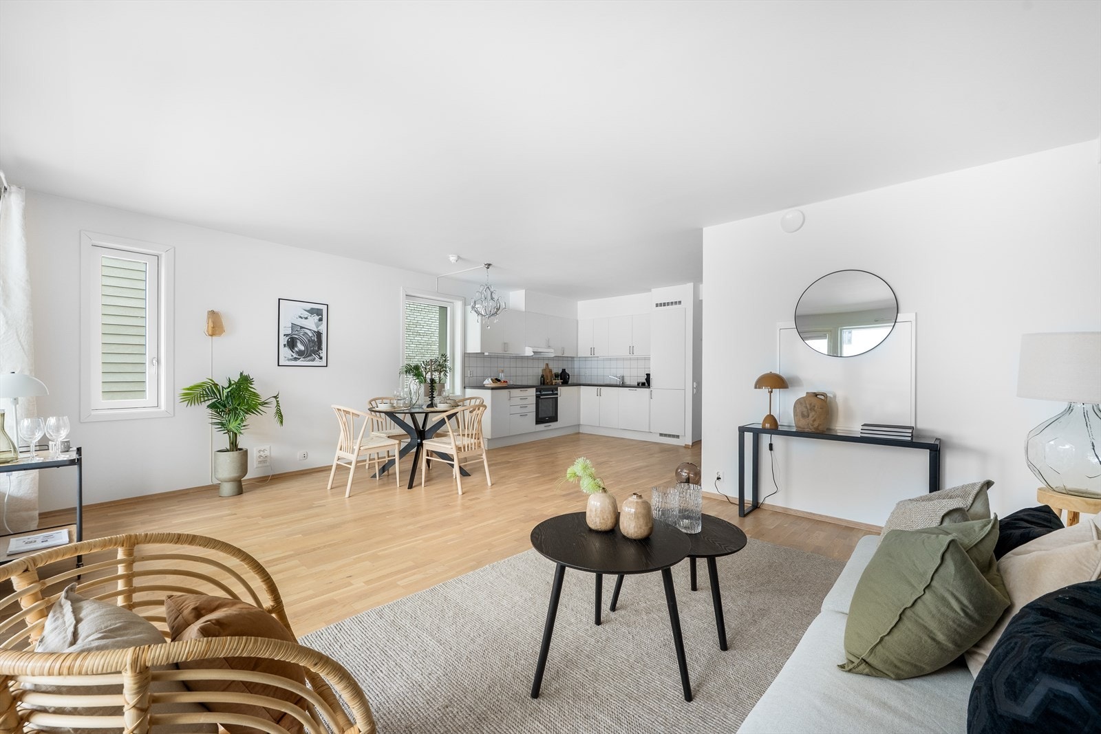 Det åpne stue- og kjøkkenområdet på ca. 38 m² gir en luftig romfølelse. Galleribilde