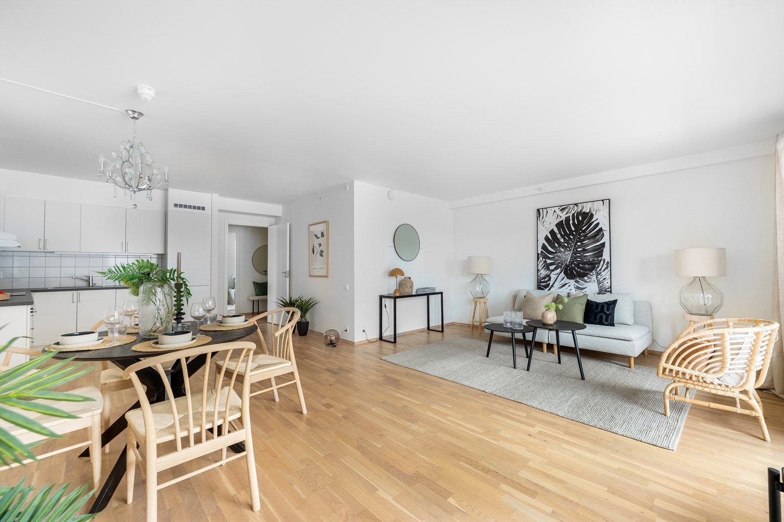 Den åpne løsningen gir god plass til både sofagruppe og spiseplass, og gjør rommet perfekt for sosialt samvær og avslapning. Galleribilde