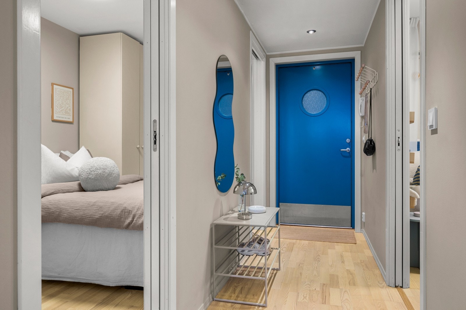 Man har inngang til soverom, bad og en bod som er innredet som soverom. Dette gir mye bruksnytte i hverdagen. Galleribilde