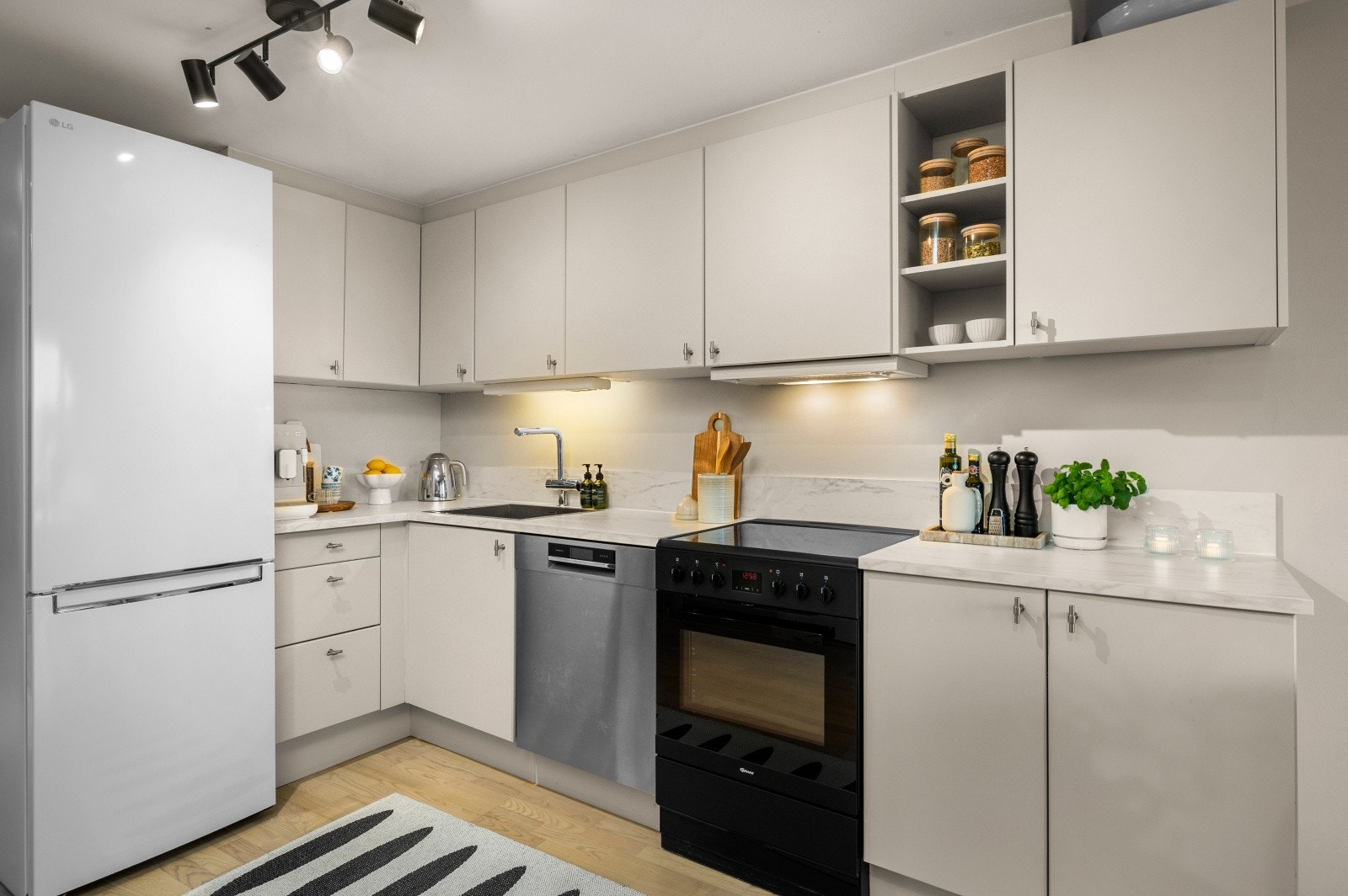 Det er godt med lagringsplass i over- og underskap. Galleribilde