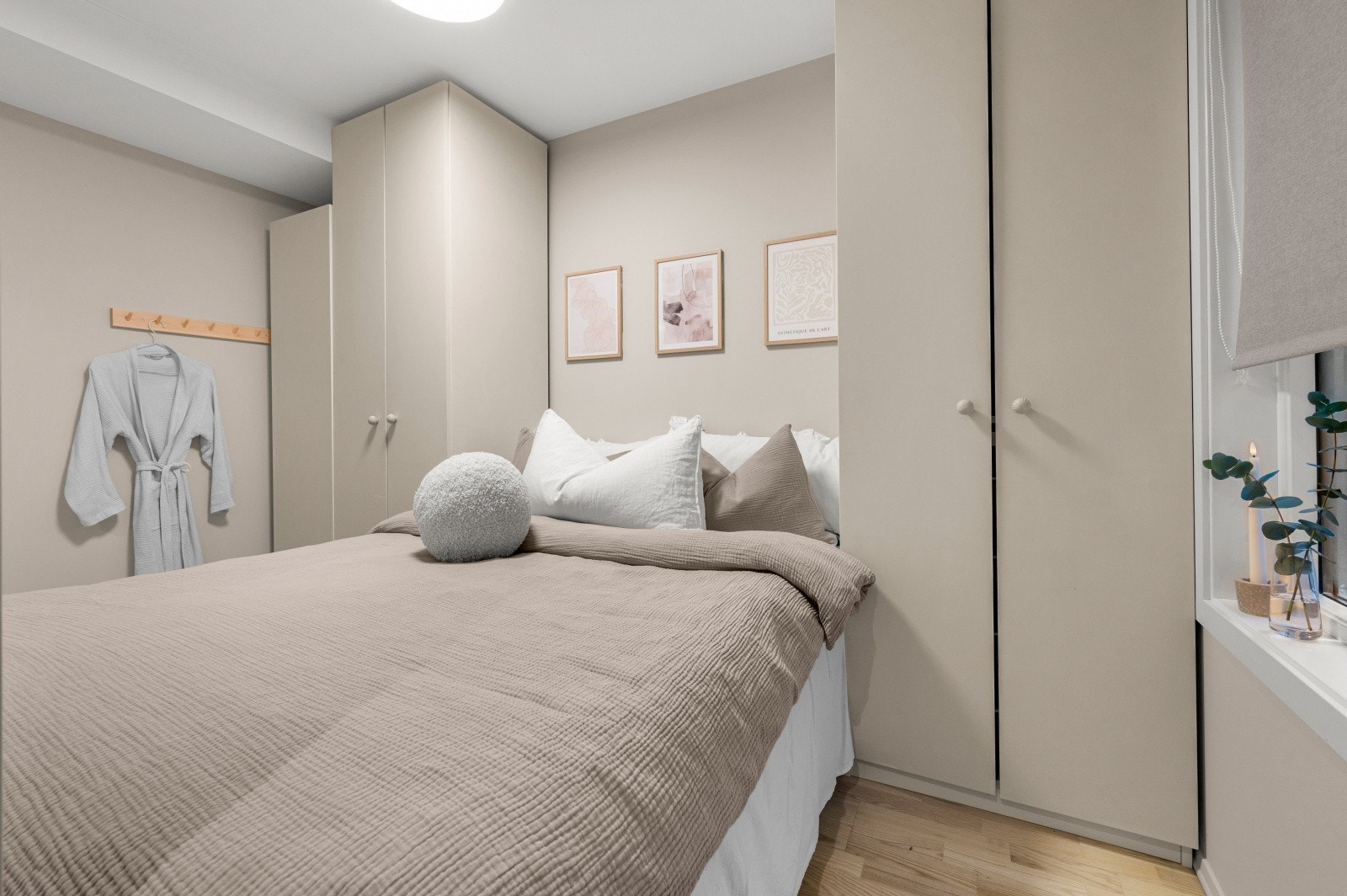 Soverommet er 7,5 kvm. med mye oppbevaringsplass i skap. Galleribilde