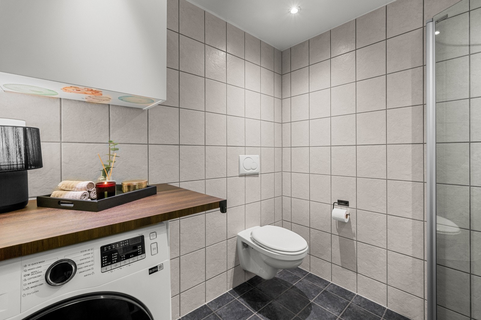 Badet har også opplegg til vaskemaskin. Vegghengt WC og spotbelysning i tak.
' Galleribilde