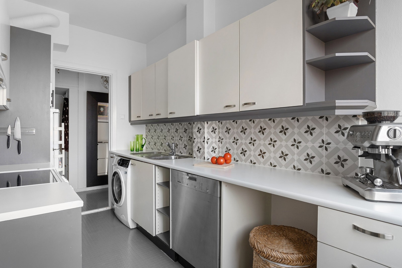 Kjøkkeninnredningen har glatte fronter og rikelig med skapplass. Galleribilde