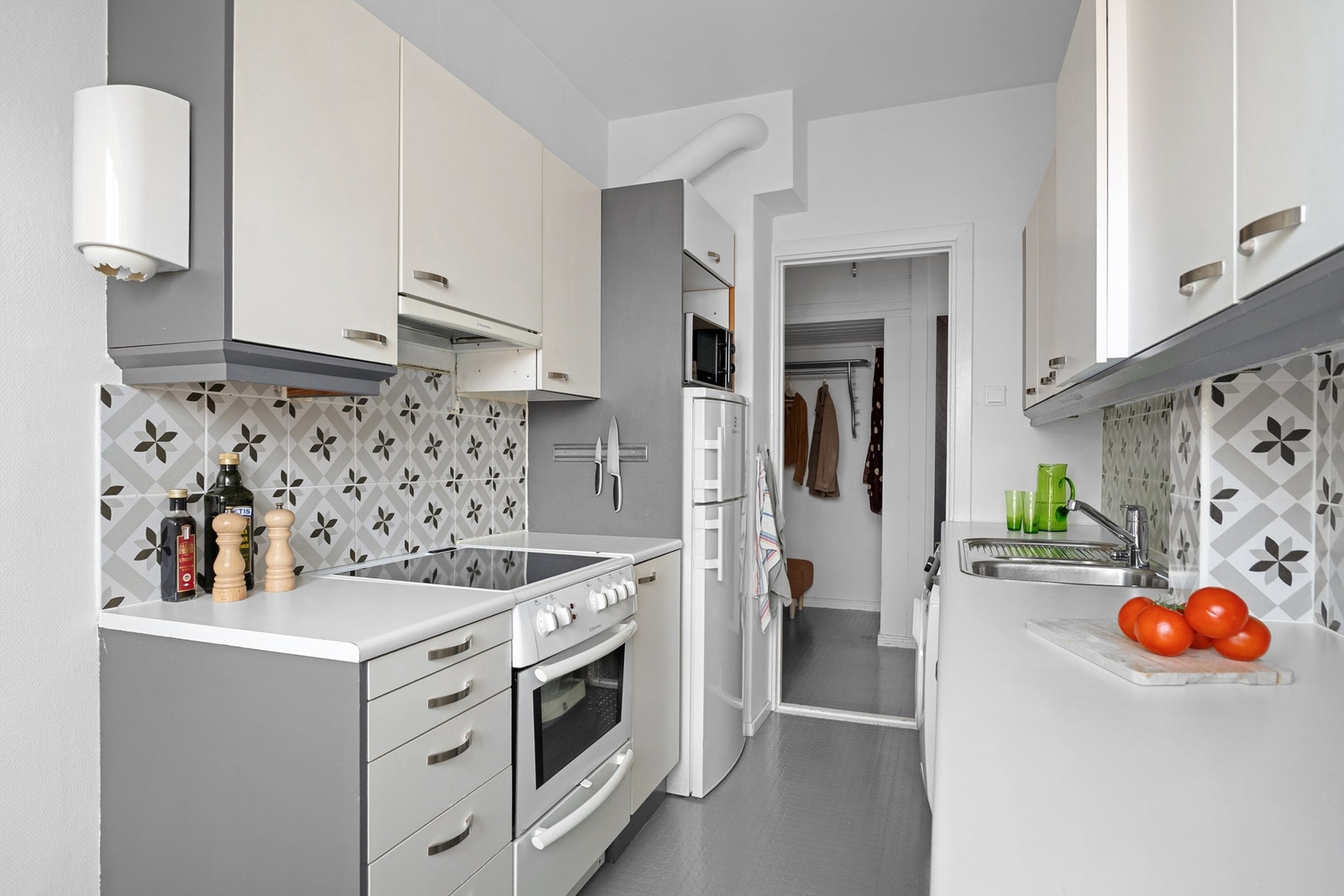 Kjøleskap, oppvaskmaskin, komfyr og vaskemaskin medfølger ved salget. Galleribilde