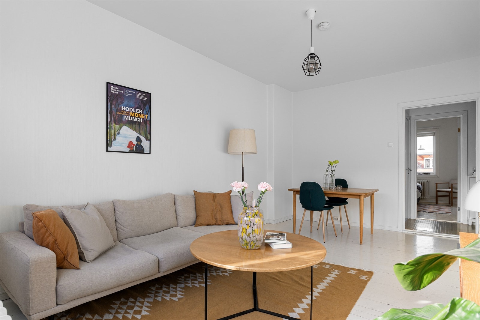 Her er det god plass til en romslig sofagruppe med tilhørende salongbord og annet ønskelig stuemøblement. Galleribilde