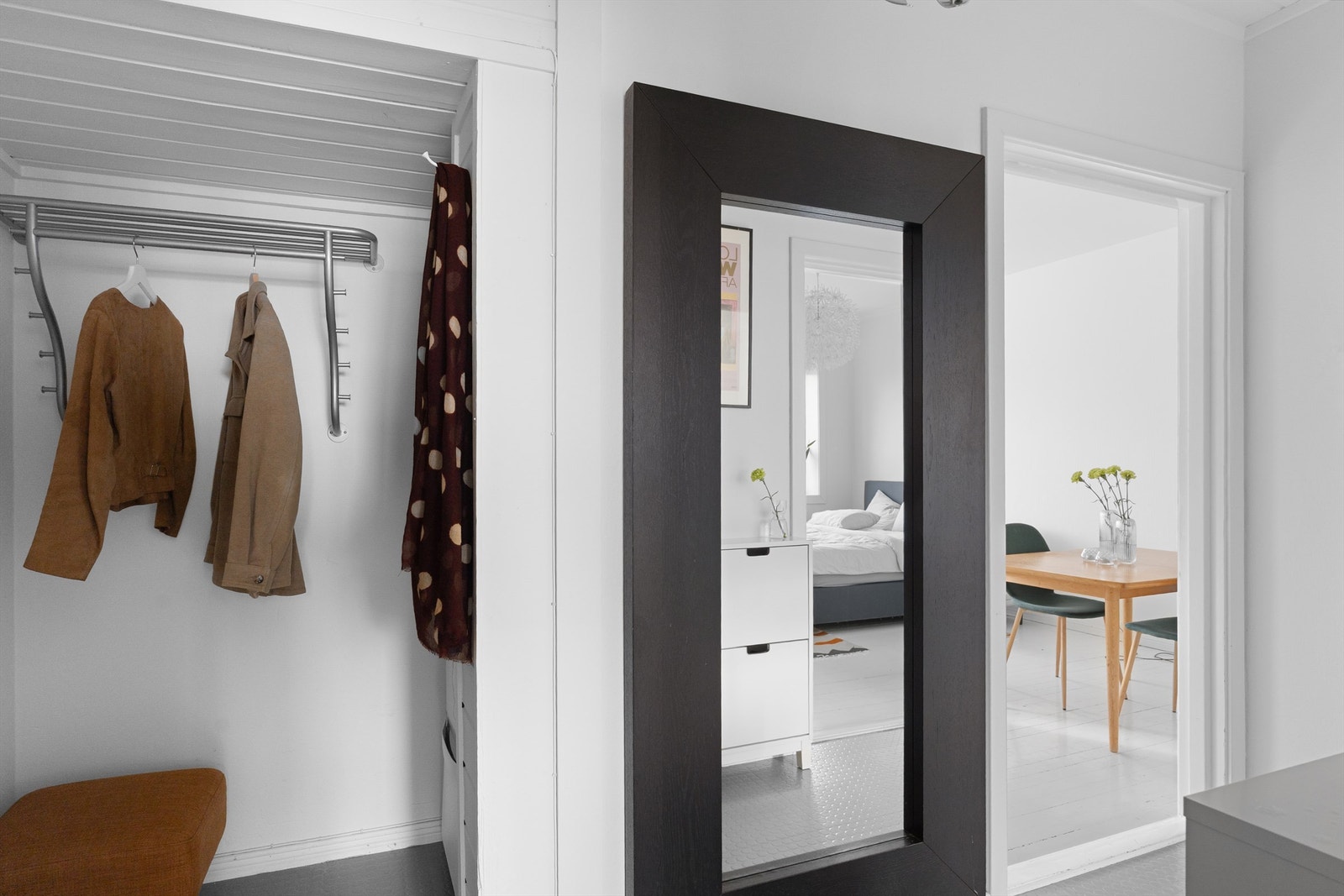 Entréen fungerer som leilighetens midtpunkt med adkomst til alle rom. Galleribilde