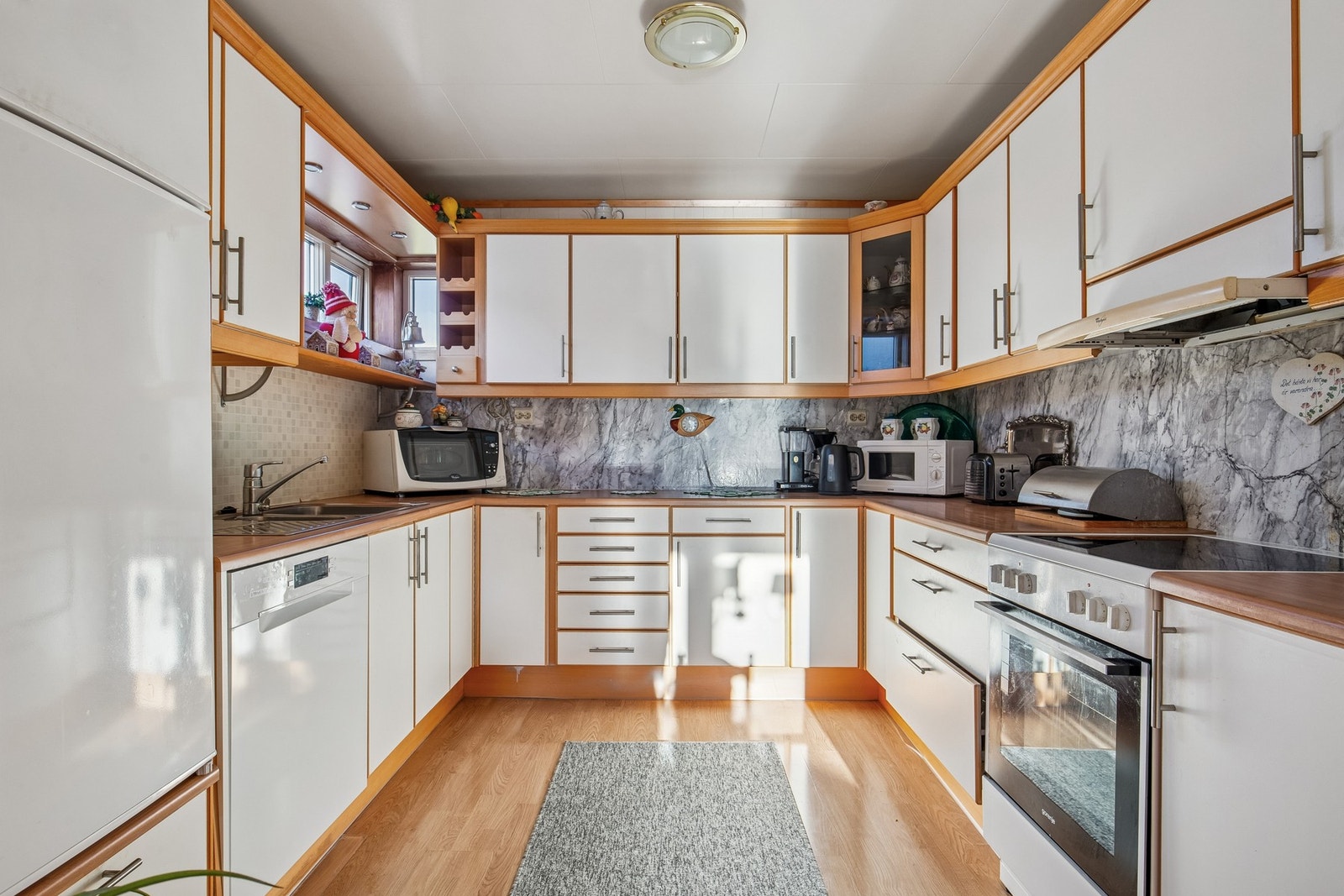 Kjøkken m/over og underskap og god benkeplass Galleribilde