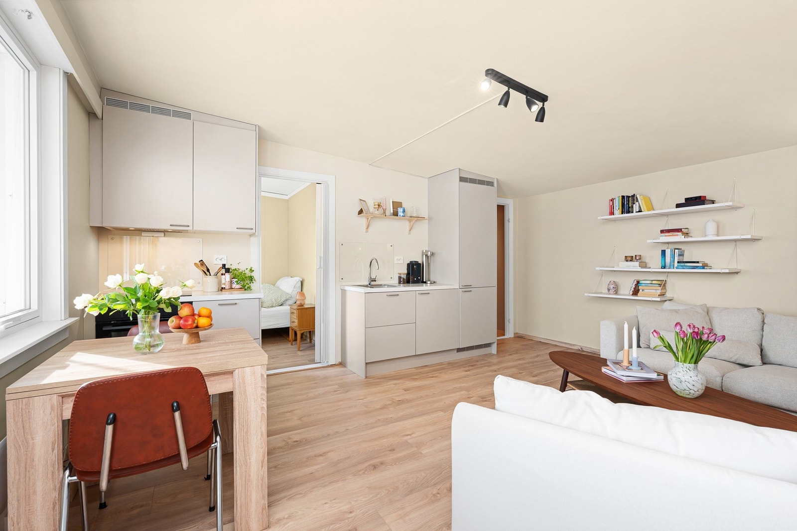 - Det er gjort noen endringer i opprinnelig planløsning | Kjøkkenet er flyttet og man har fått innredet med et soverom - Galleribilde