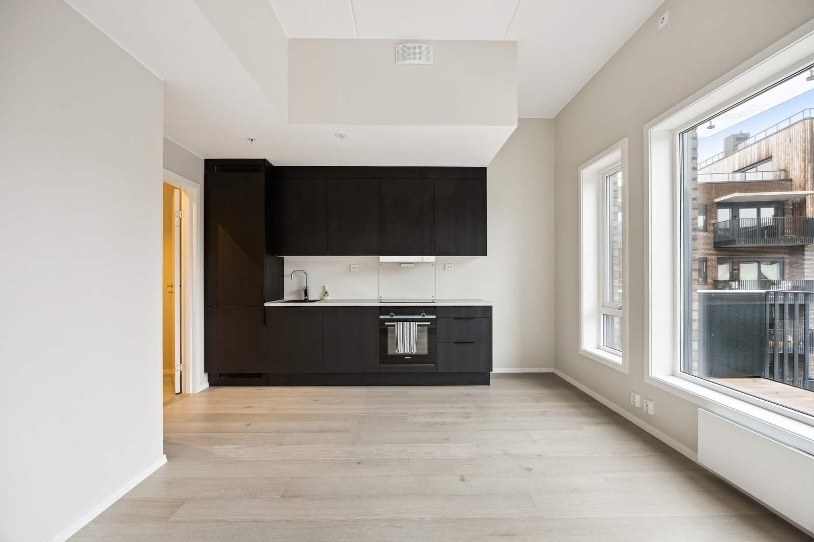 Meget godt takhøyde i stuen med kjøkken i åpen løsning. Galleribilde