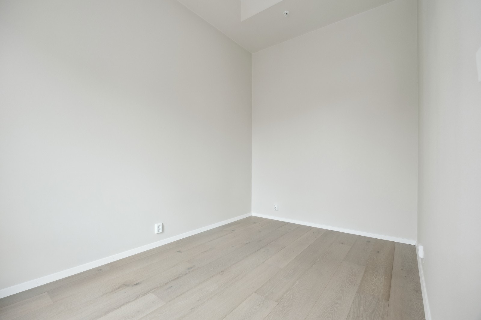 På soverommet er det god plass til både seng og garderobe. Galleribilde