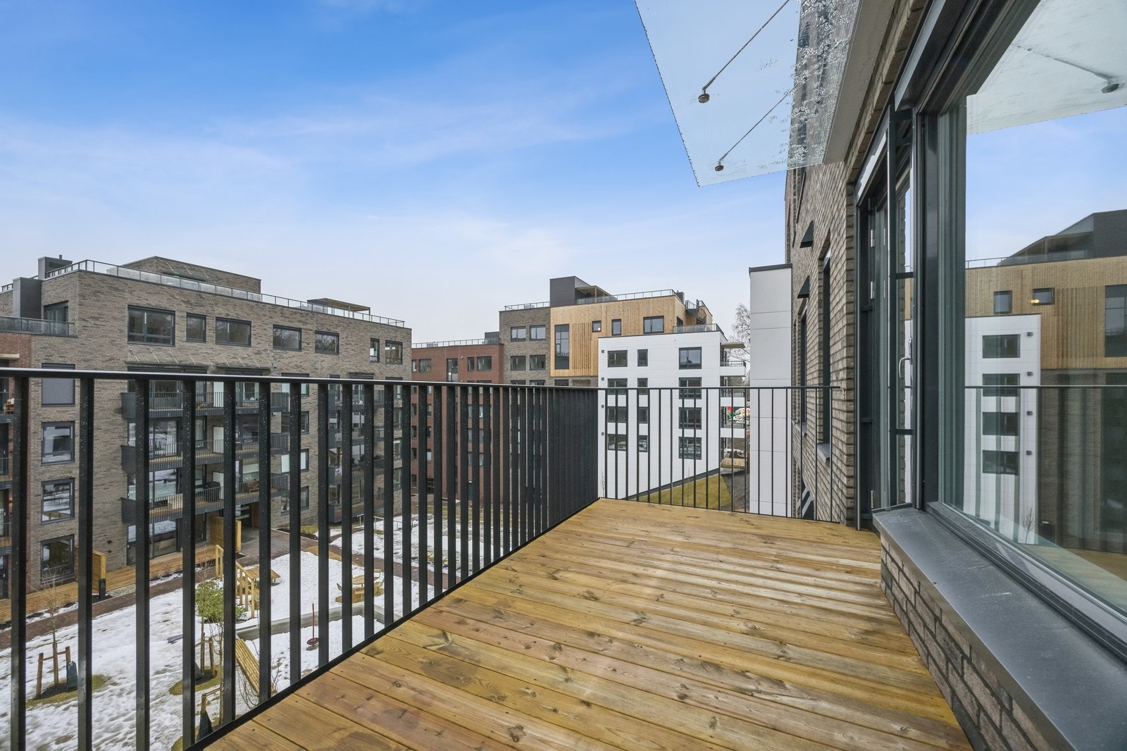 Fra stuen er det utgang til stor og romslig balkong. Galleribilde