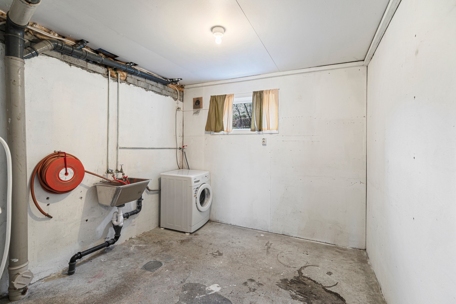 Vaskerommet er utstyrt med opplegg for vaskemaskin, varmtvannsbereder fra 2024 og vegghengt skyllekum. Galleribilde