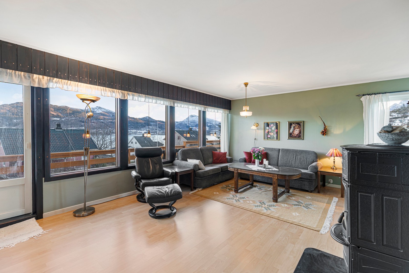 Romslig stue med laminat på gulv og tapet på vegger. Galleribilde