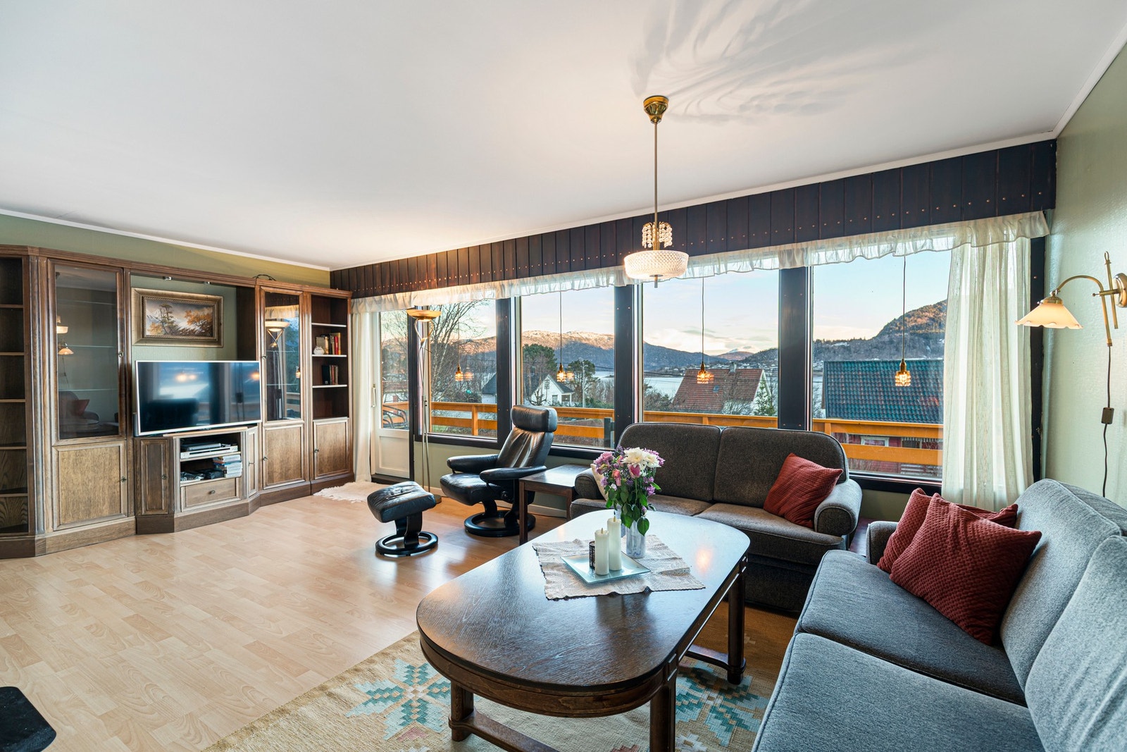 Fra stue har du utgang til stor terrasse. Galleribilde