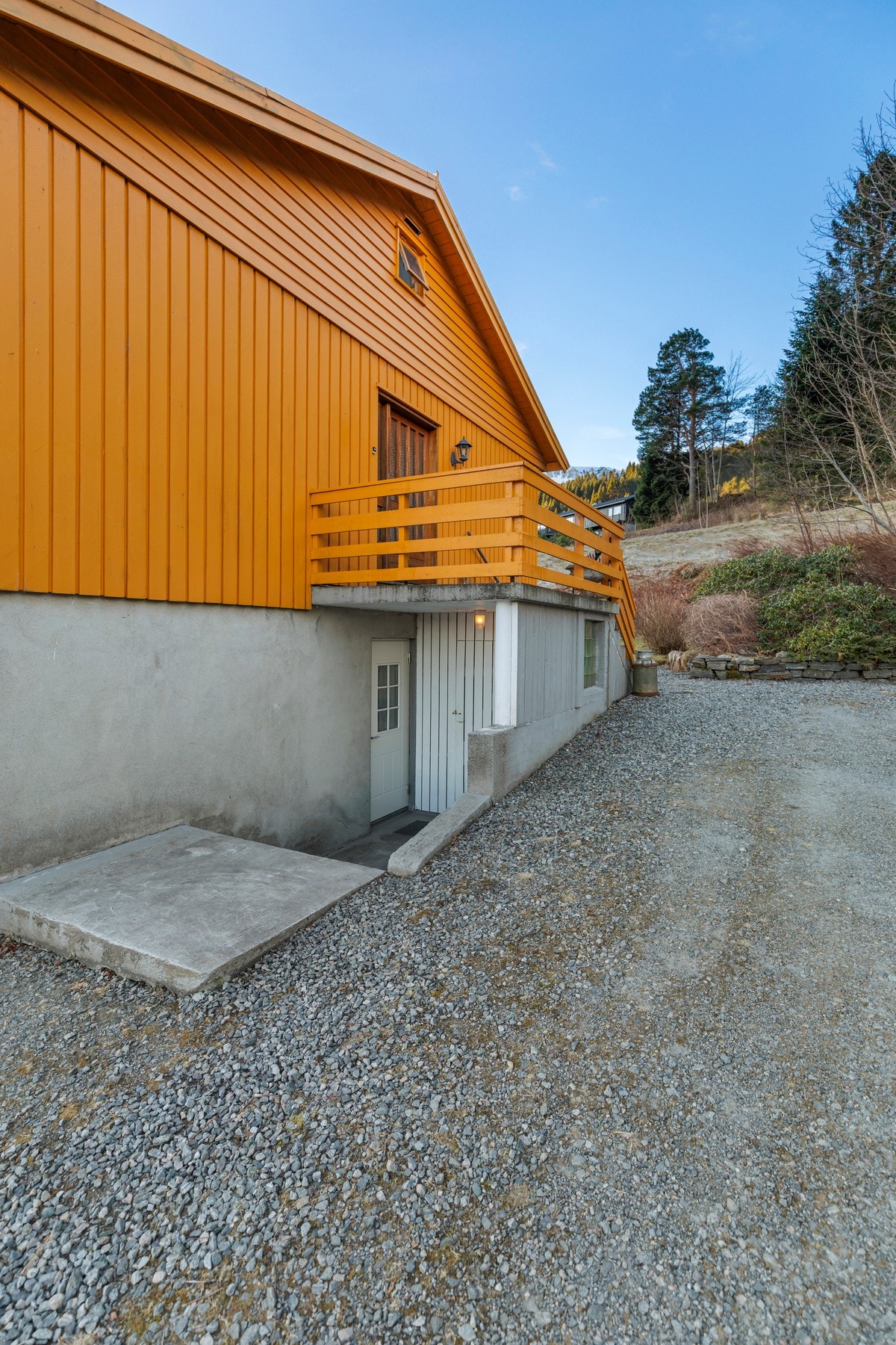 Inngang underetasje og utvendig bod. Galleribilde