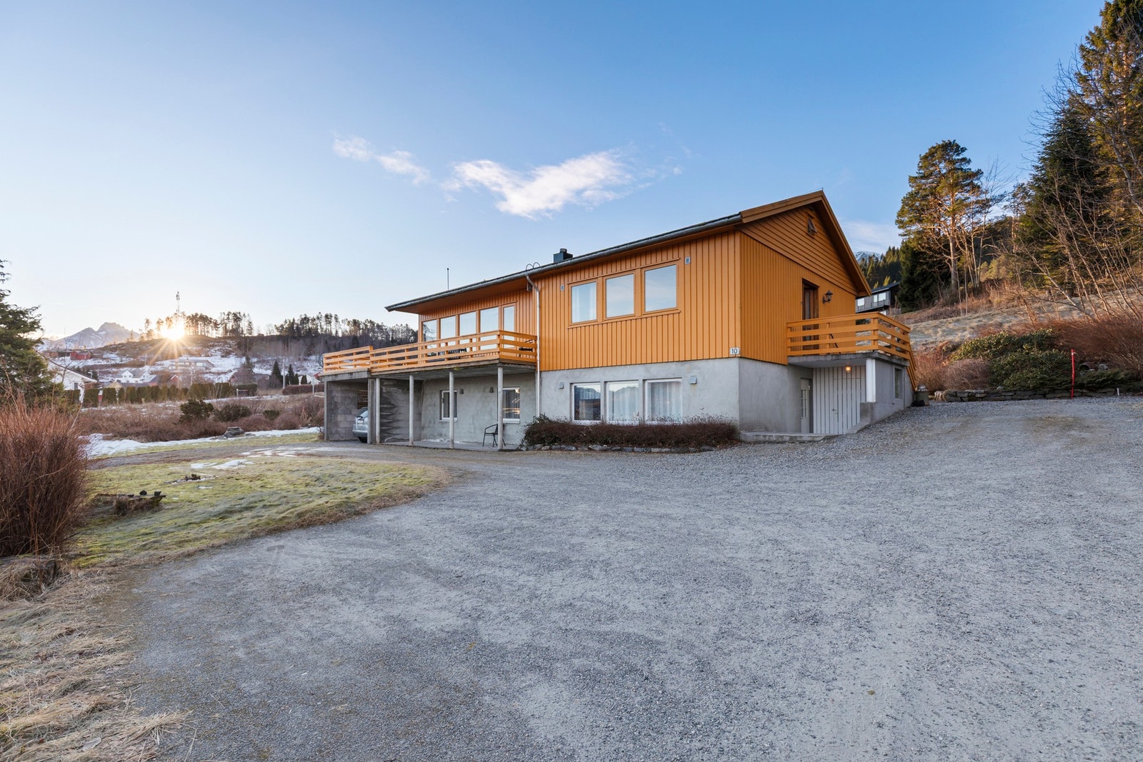 Gode parkeringsmuligheter på eiendommen. Galleribilde